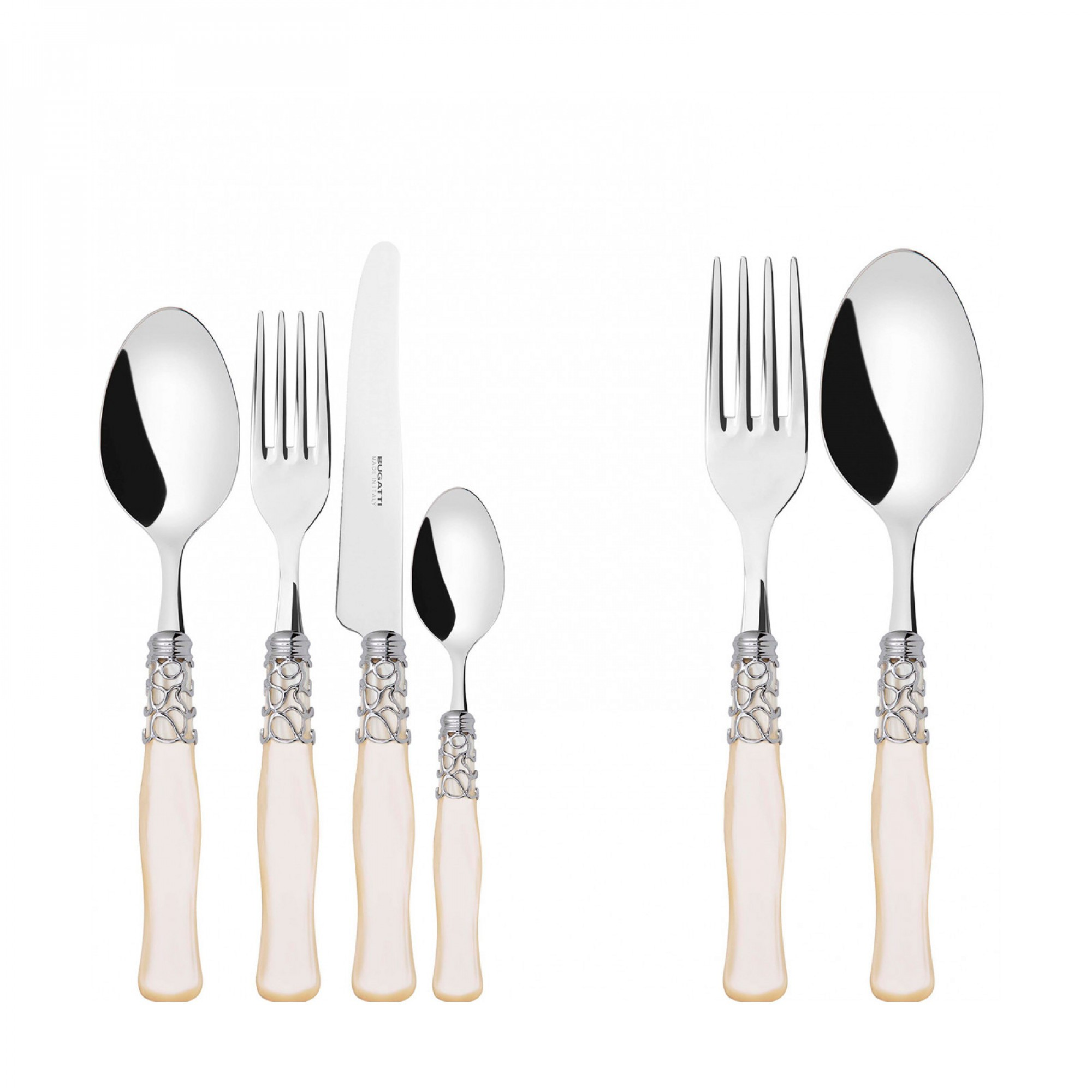 Set di posate su sfondo bianco. Include cucchiai, forchette e coltelli con manici color crema e dettagli decorativi argentati.