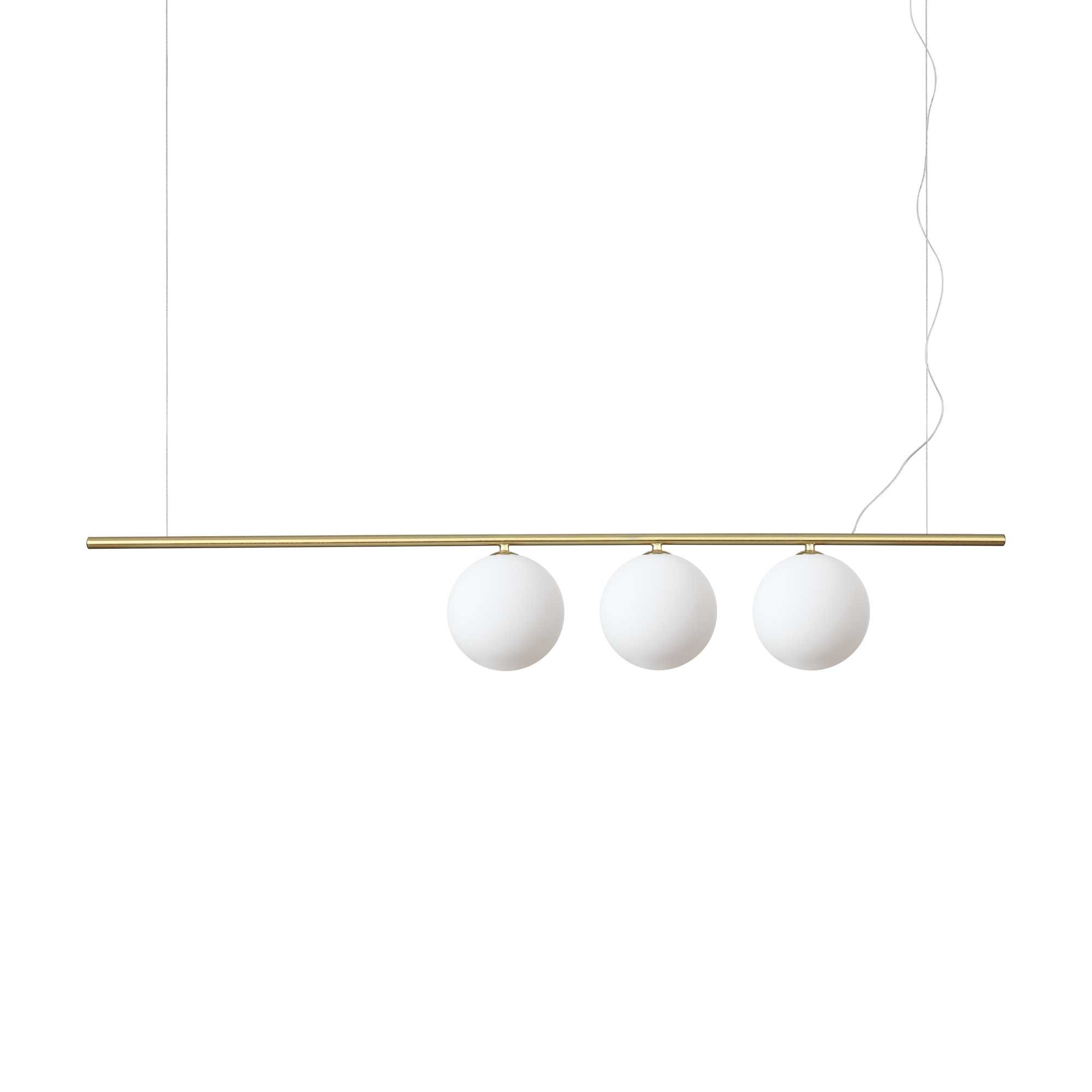 Un moderno apparecchio di illuminazione con tre globi bianchi sospesi sotto una barra dorata su sfondo bianco.