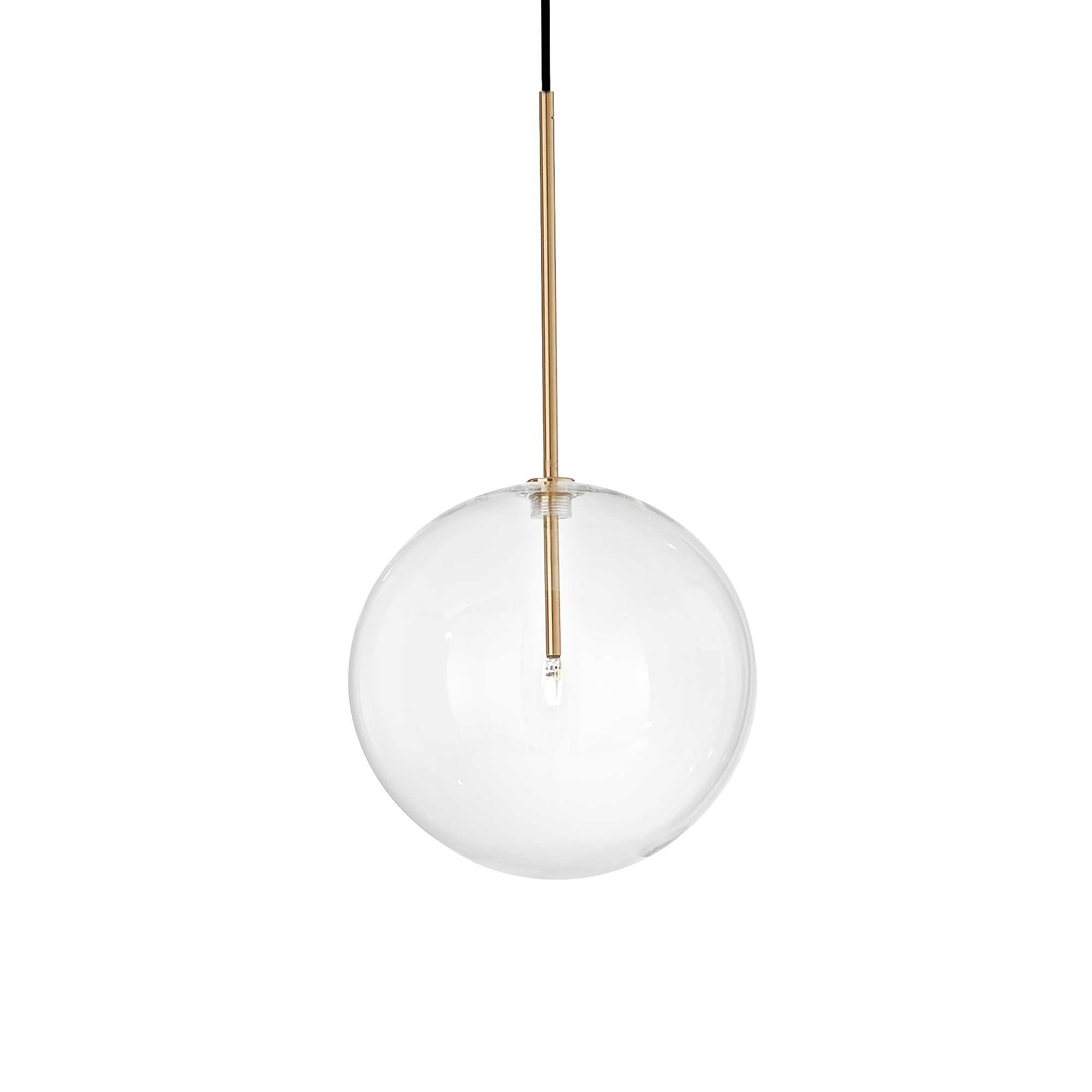 Una lampada a sospensione a globo in vetro trasparente con stelo dorato e filo nero, su sfondo bianco.