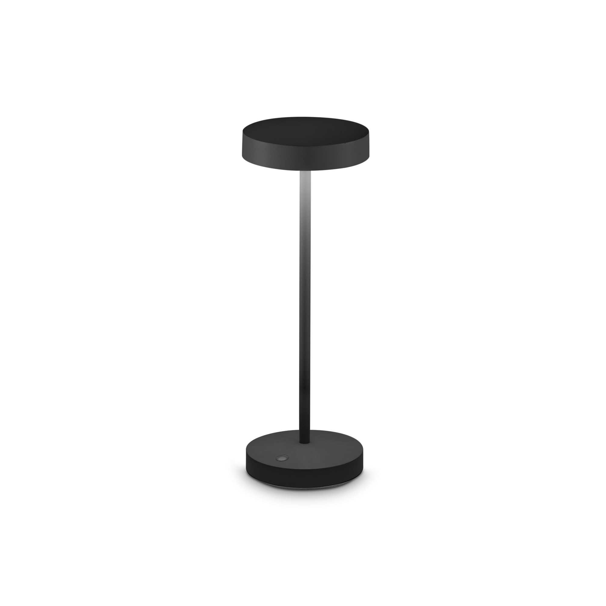 Una lampada da tavolo nera moderna con base circolare, stelo dritto e paralume circolare, tutto su sfondo bianco.