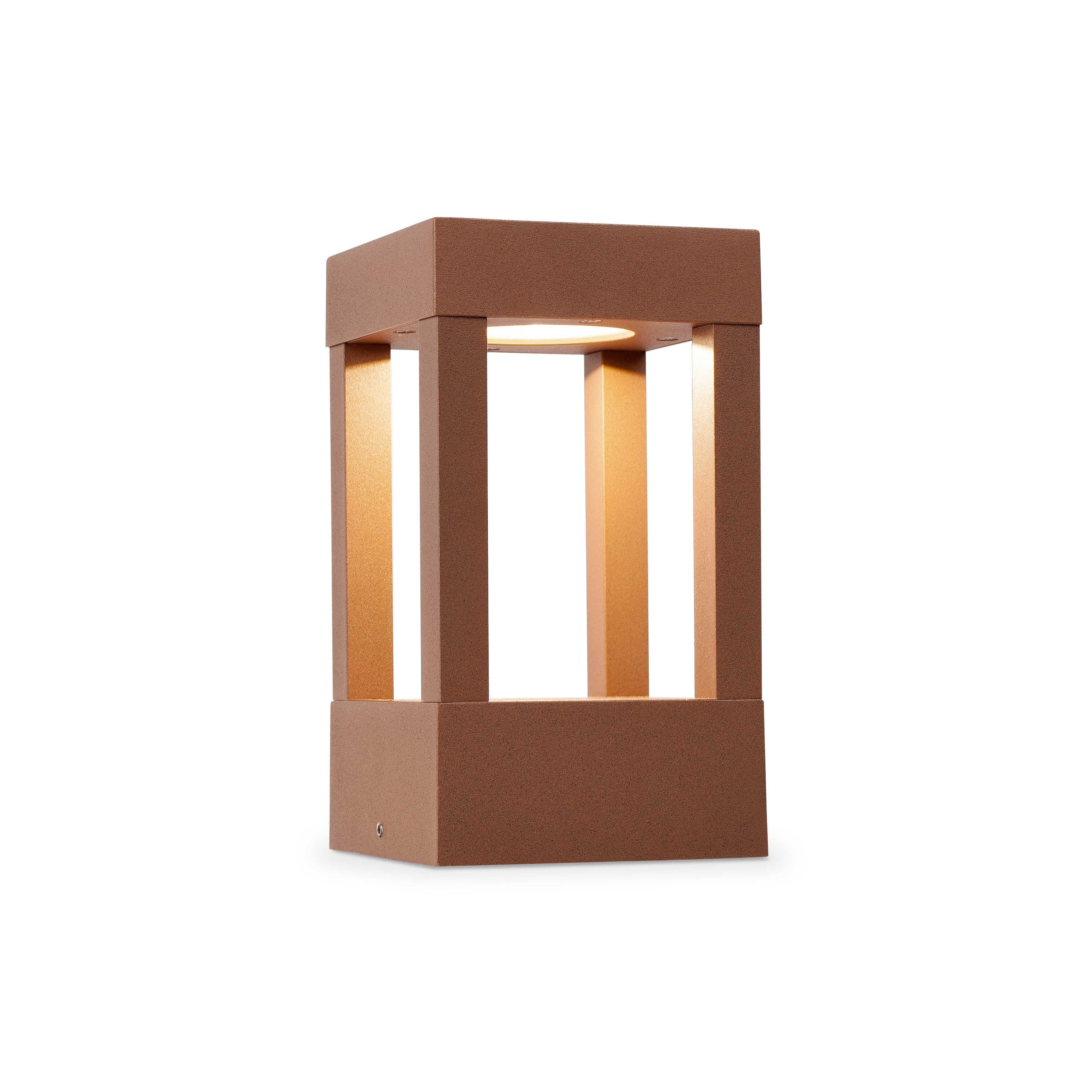 Una lampada rettangolare marrone con luce all'interno, con barre verticali, isolata su sfondo bianco.