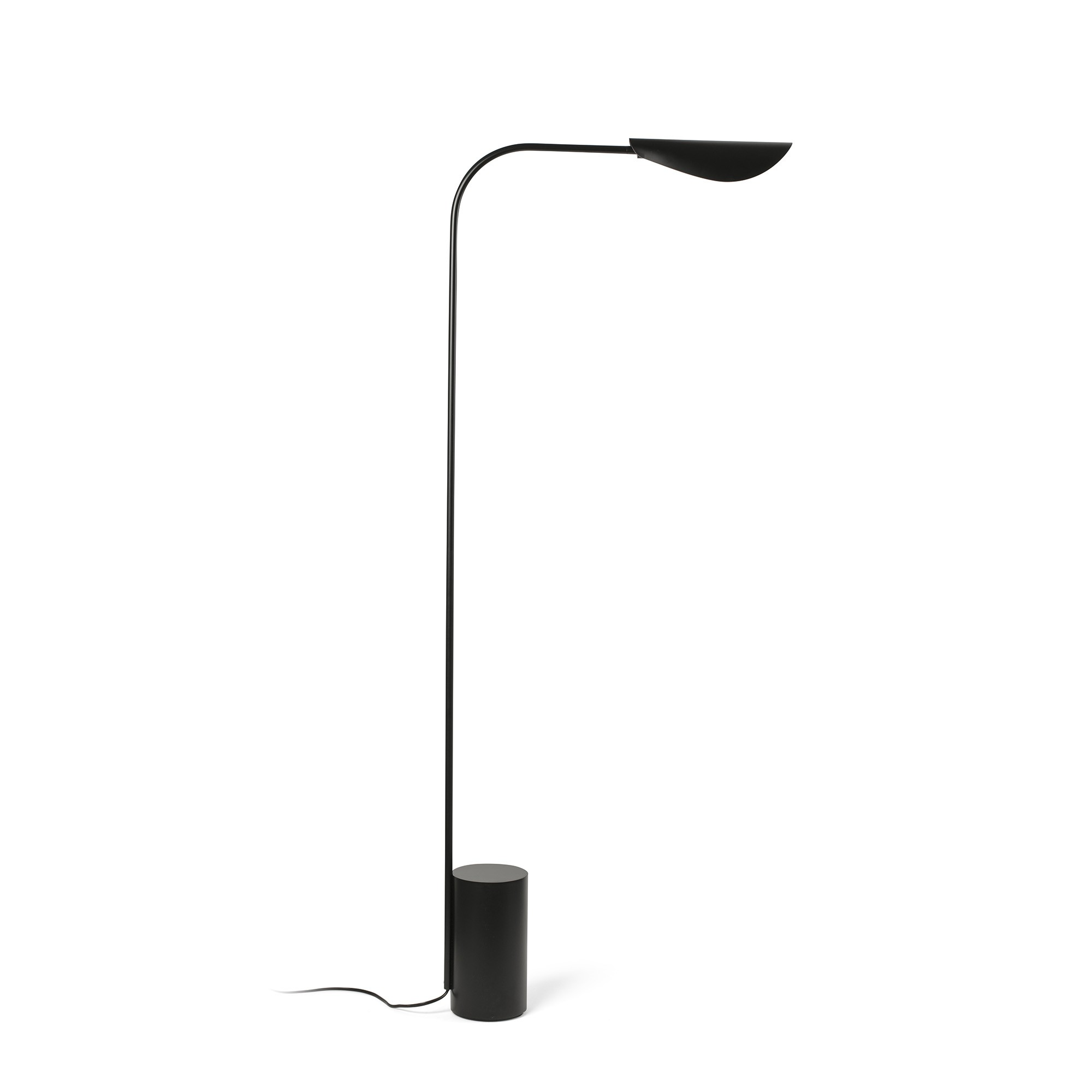 Una lampada da terra nera con braccio curvo e paralume piatto. La base è un cilindro, e un filo si estende da essa.