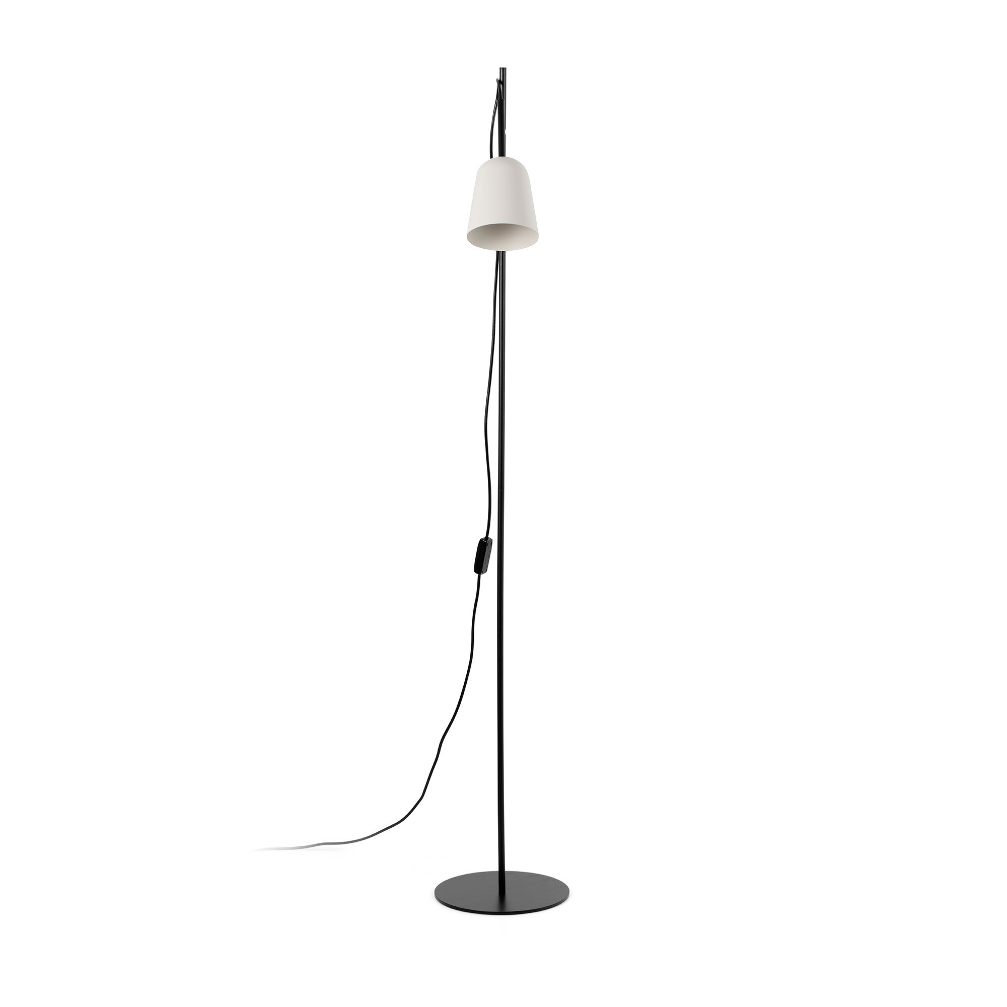 Una lampada da terra nera con paralume bianco su sfondo bianco. Un cavo nero e un interruttore sono visibili.