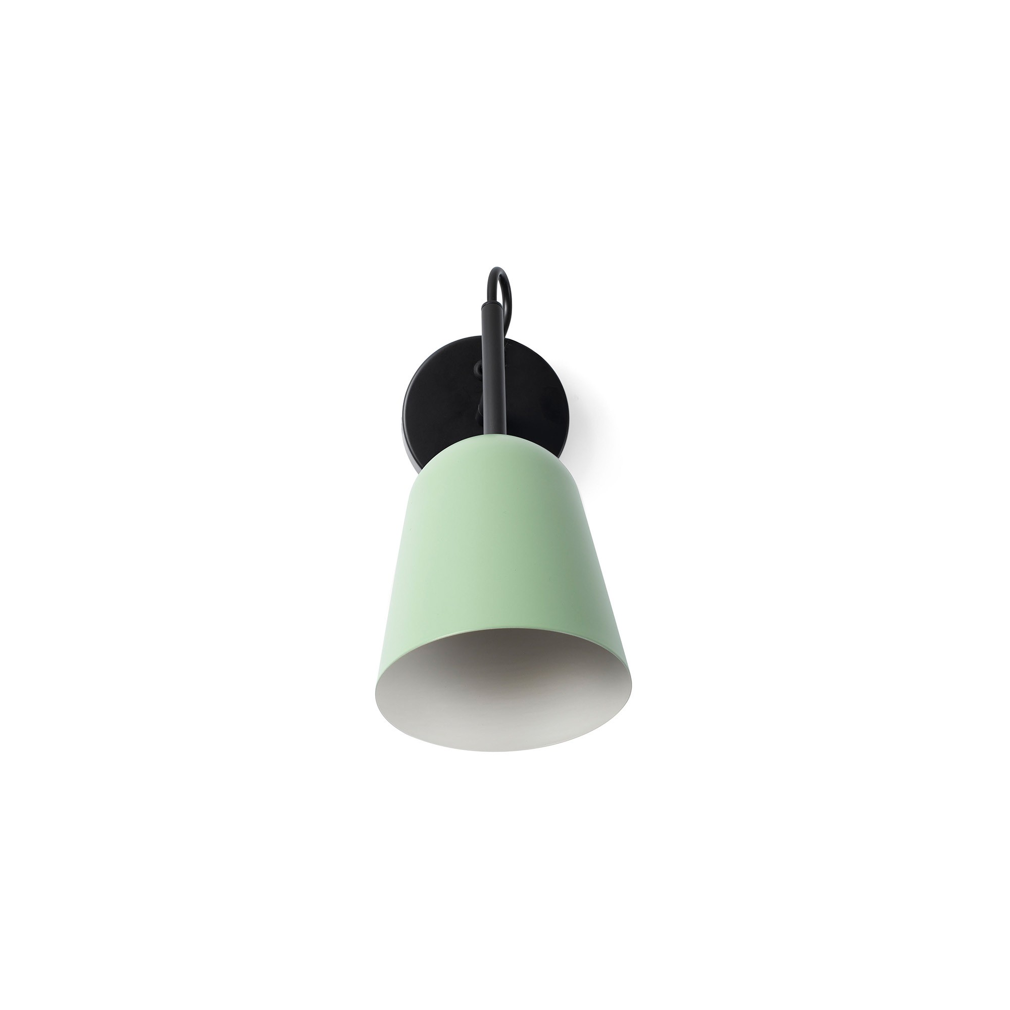 Una lampada da parete con braccio nero e paralume verde chiaro su sfondo bianco.