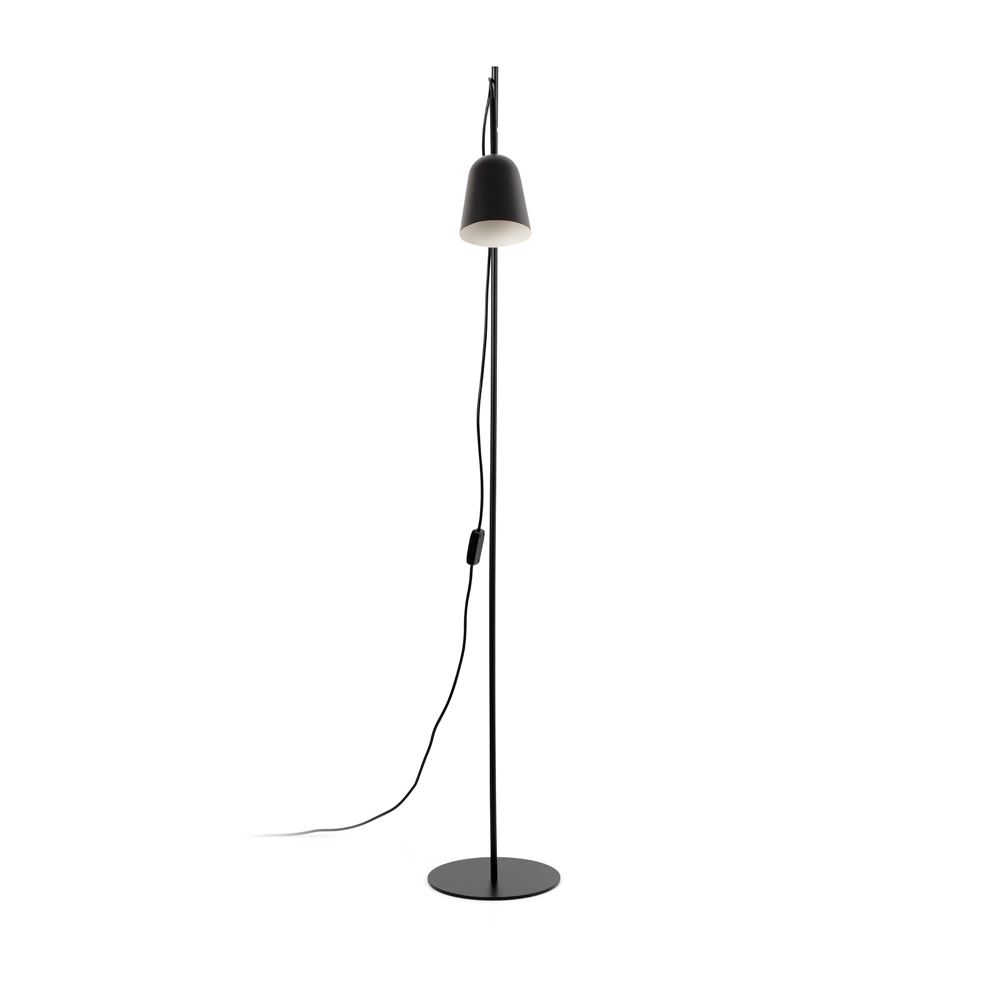 Una lampada da terra nera con base rotonda e paralume rivolto verso il basso su sfondo bianco.
