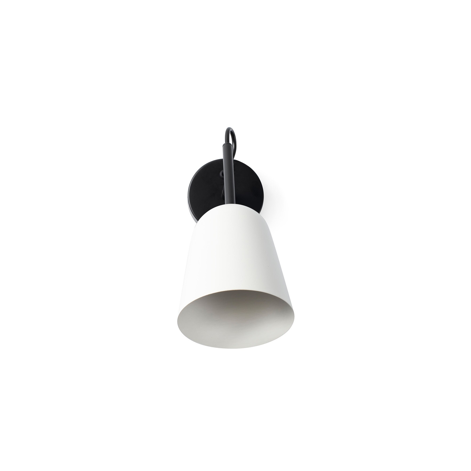 Una lampada bianca a forma di cono è montata su un muro bianco. La lampada ha un braccio nero e una base circolare nera.