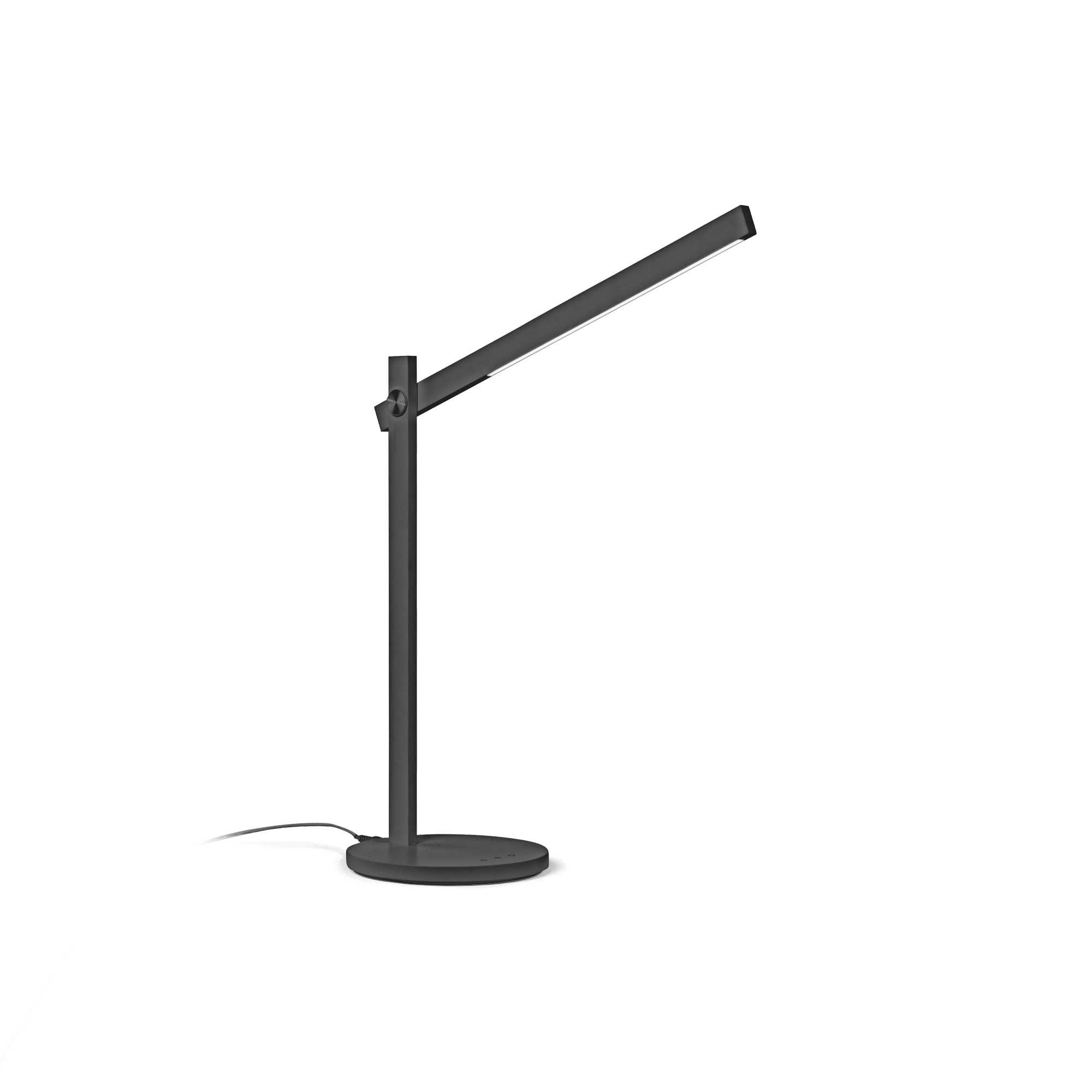 Una lampada da scrivania nera su sfondo bianco. La lampada ha una testa luminosa lunga e rettangolare e una base circolare.