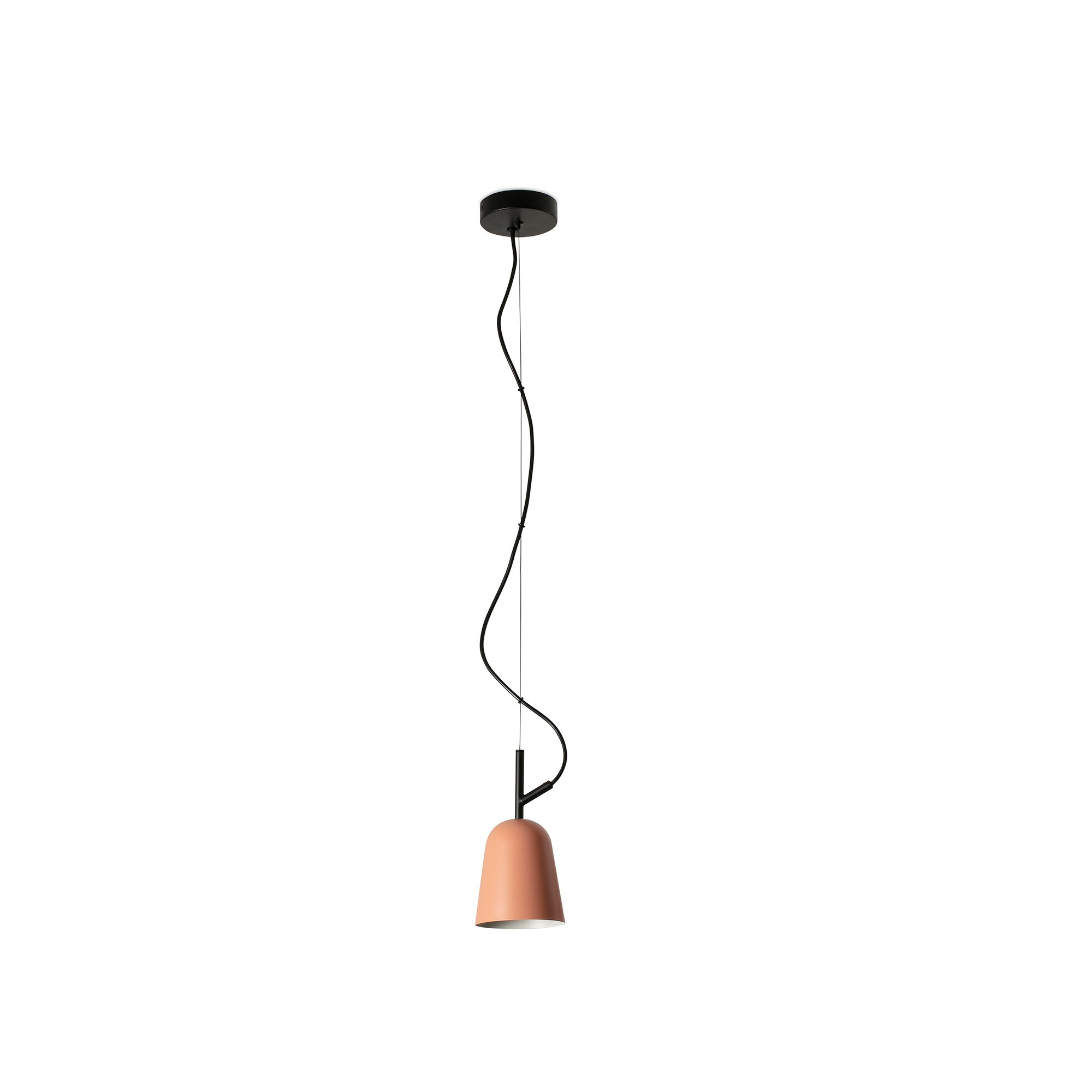 Una lampada a sospensione con cavo nero e paralume a forma di campana color corallo. Lo sfondo è bianco.