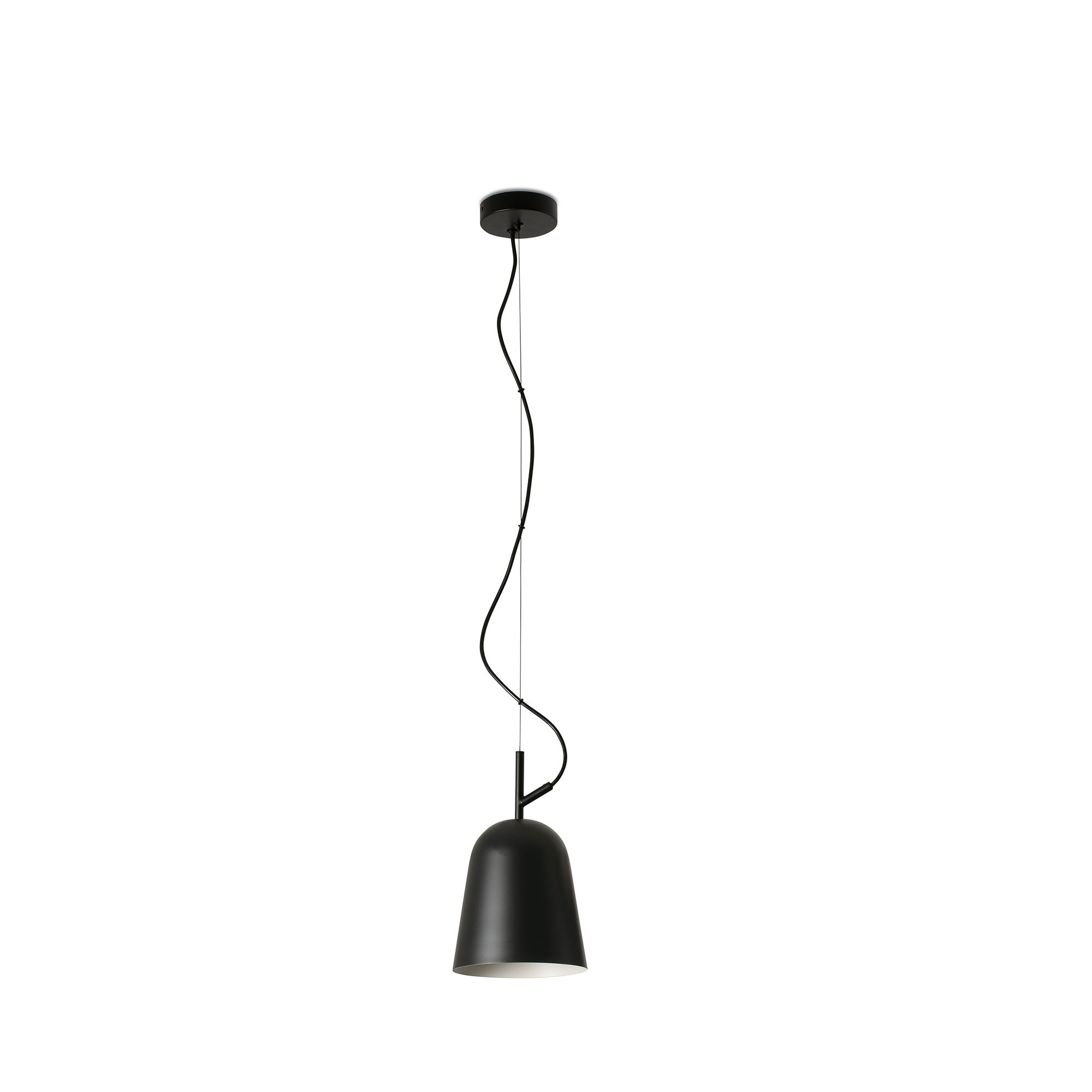 Una lampada a sospensione nera e moderna pende dal soffitto. Ha un paralume arrotondato, un filo sottile e un piccolo supporto a soffitto.