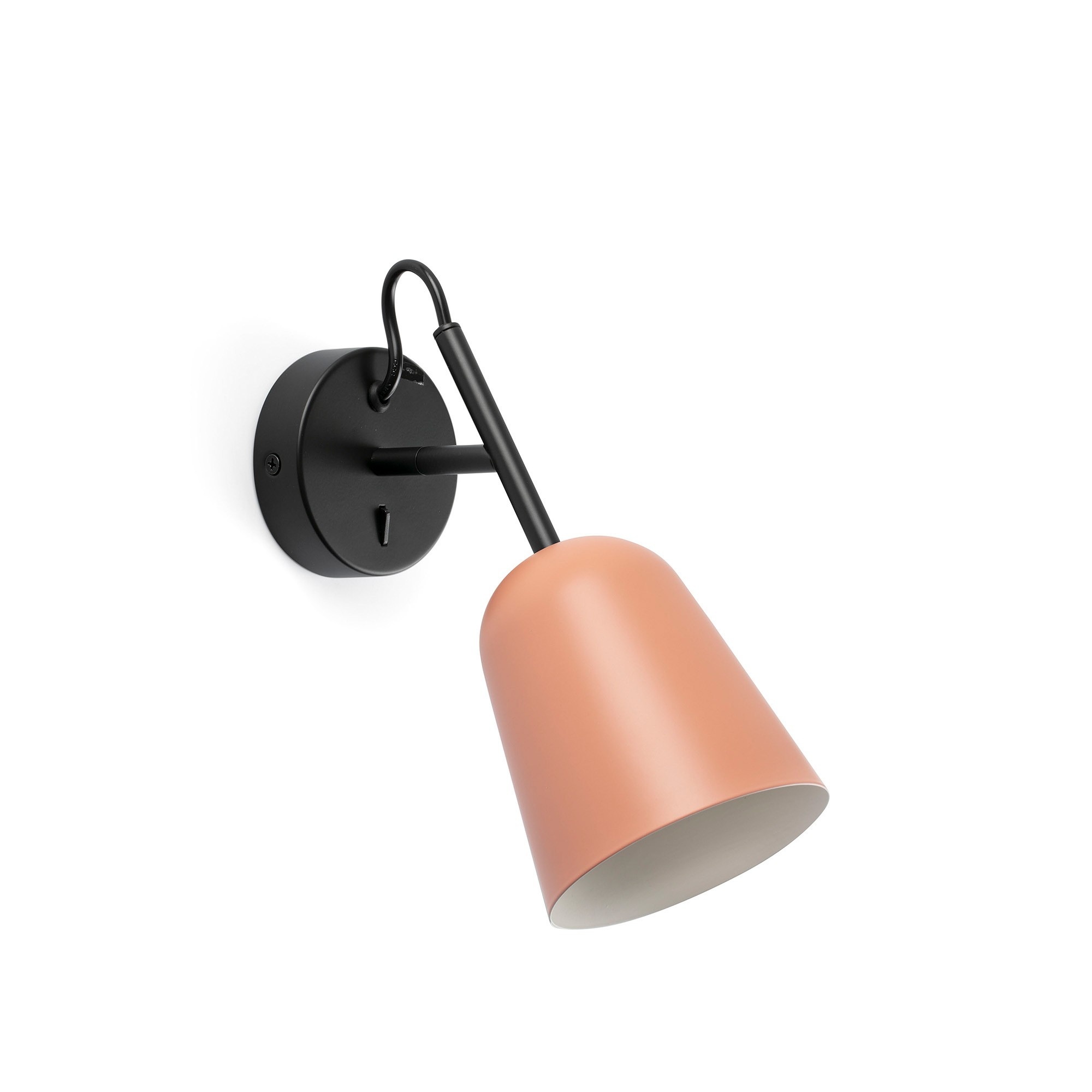 Una lampada da parete con braccio nero e paralume color pesca. La lampada è su sfondo bianco.