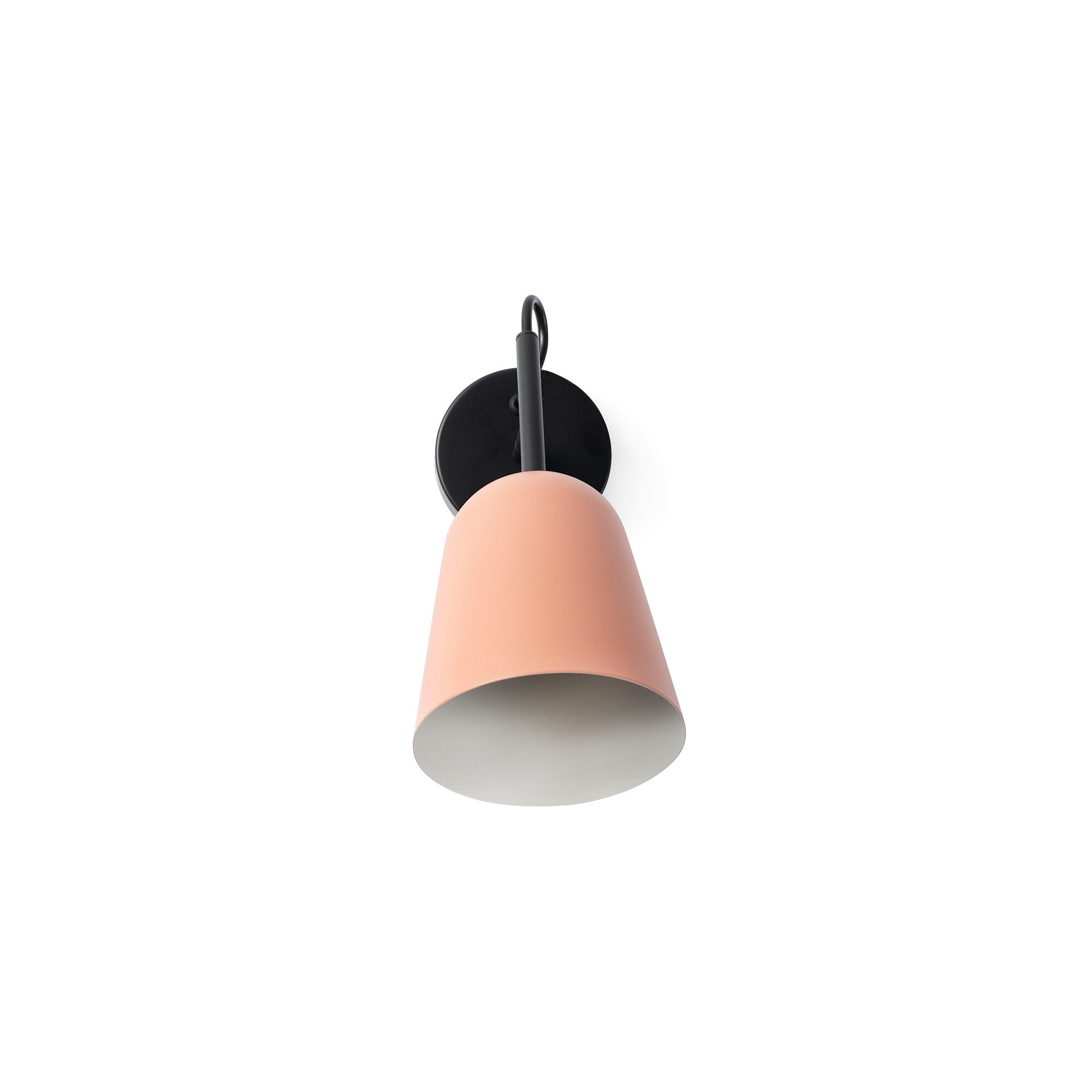 Una lampada da parete rosa con braccio e base neri, su sfondo bianco. L'interno della lampada è argento.
