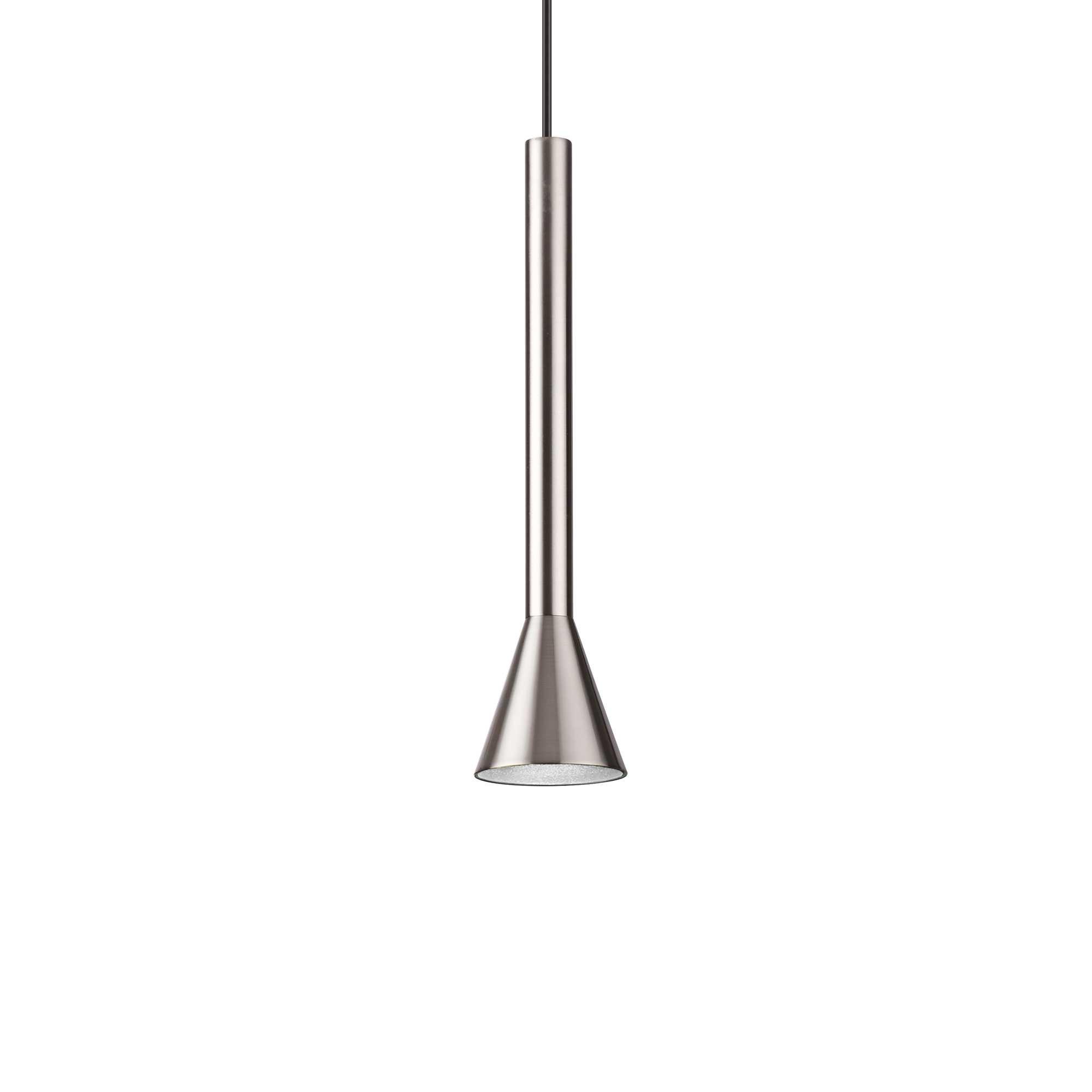 Una lampada a sospensione argentata pende da un cavo nero. La lampada ha una parte superiore cilindrica e una inferiore conica.