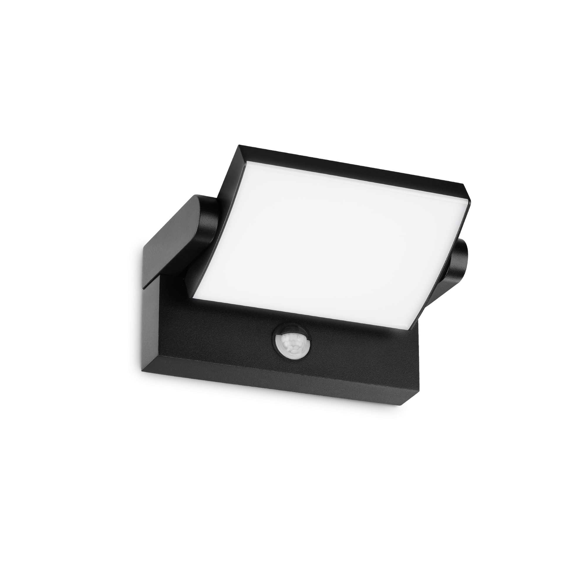 Apparecchio di illuminazione esterno nero con pannello luminoso bianco. Ha un sensore di movimento ed è montato su un muro bianco.