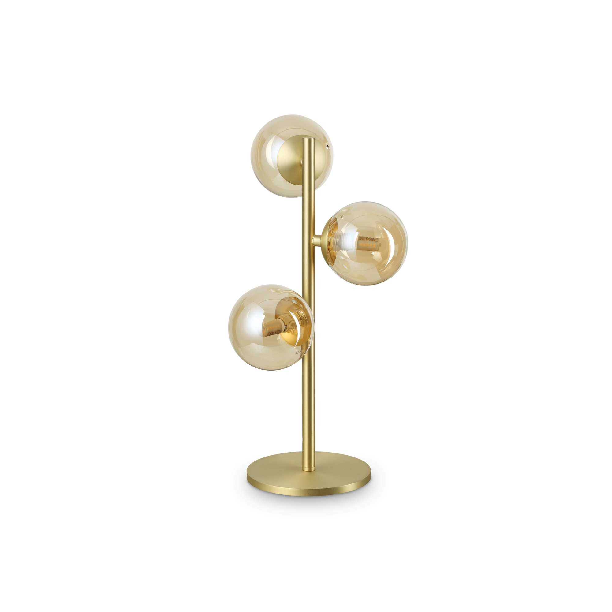 Una lampada moderna con base e stelo dorati, con tre globi di vetro ambrato, ognuno con una lampadina.