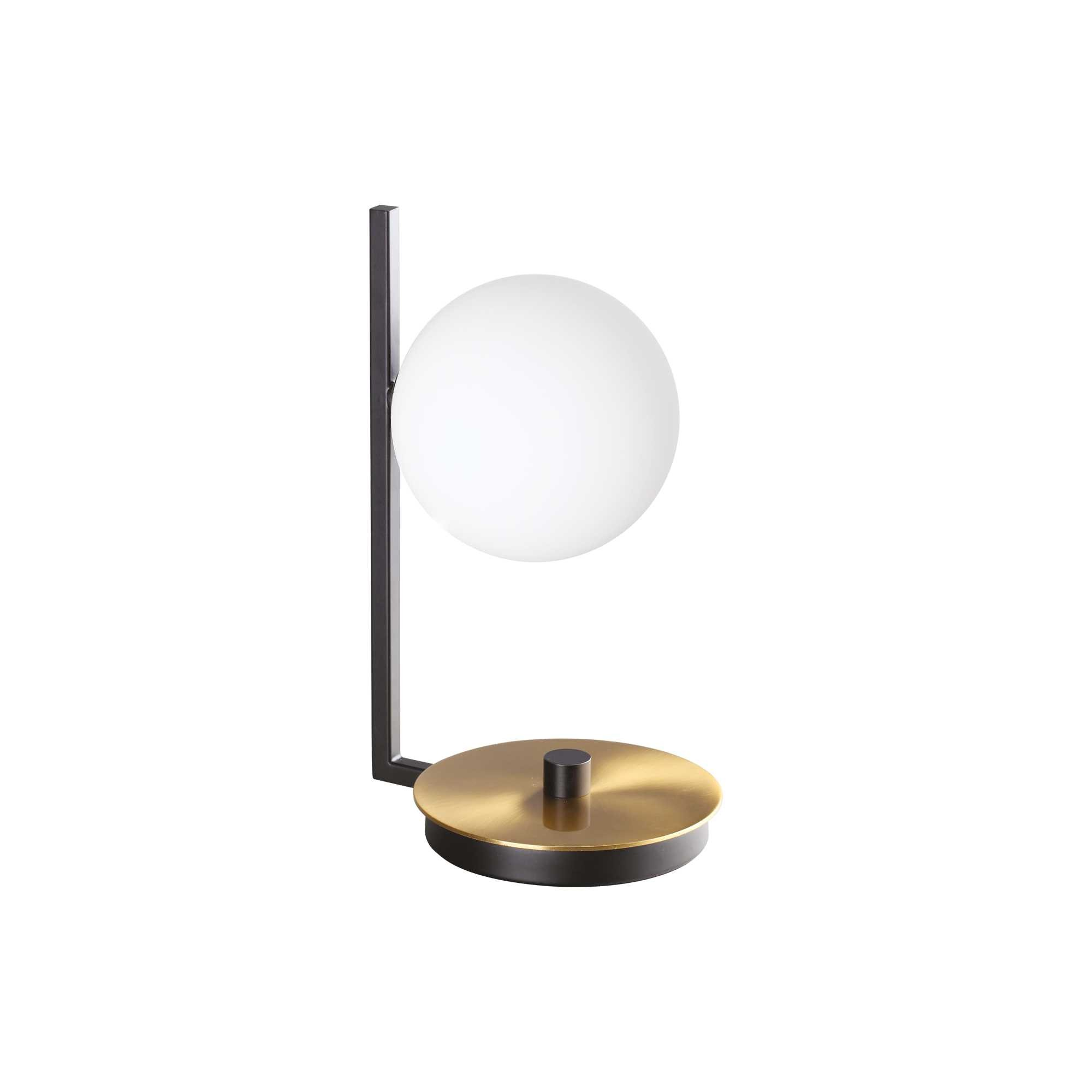 Una lampada moderna con paralume a globo bianco, sostenuta da una struttura nera. Ha una base in ottone e dettagli neri.