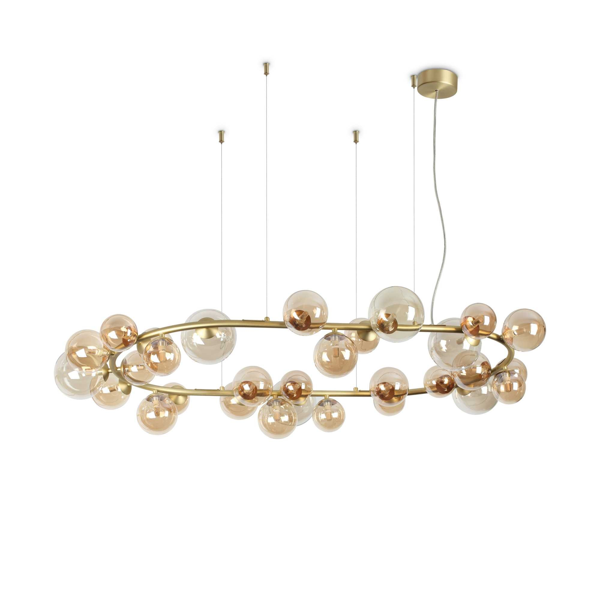 Un lampadario ovale dorato con globi di vetro ambra e trasparenti, sospeso al soffitto tramite fili sottili.