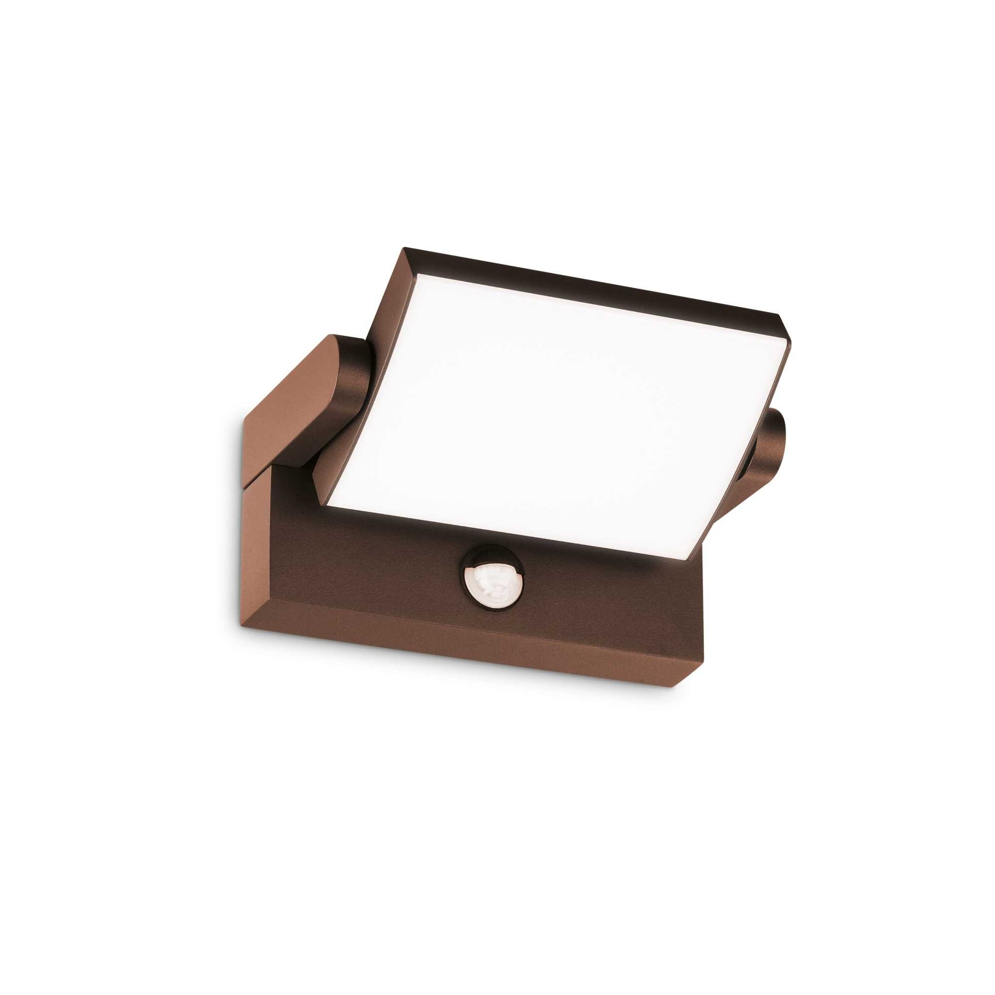 Un'apparecchio di illuminazione marrone per esterni con un pannello bianco brillante. Ha un sensore.