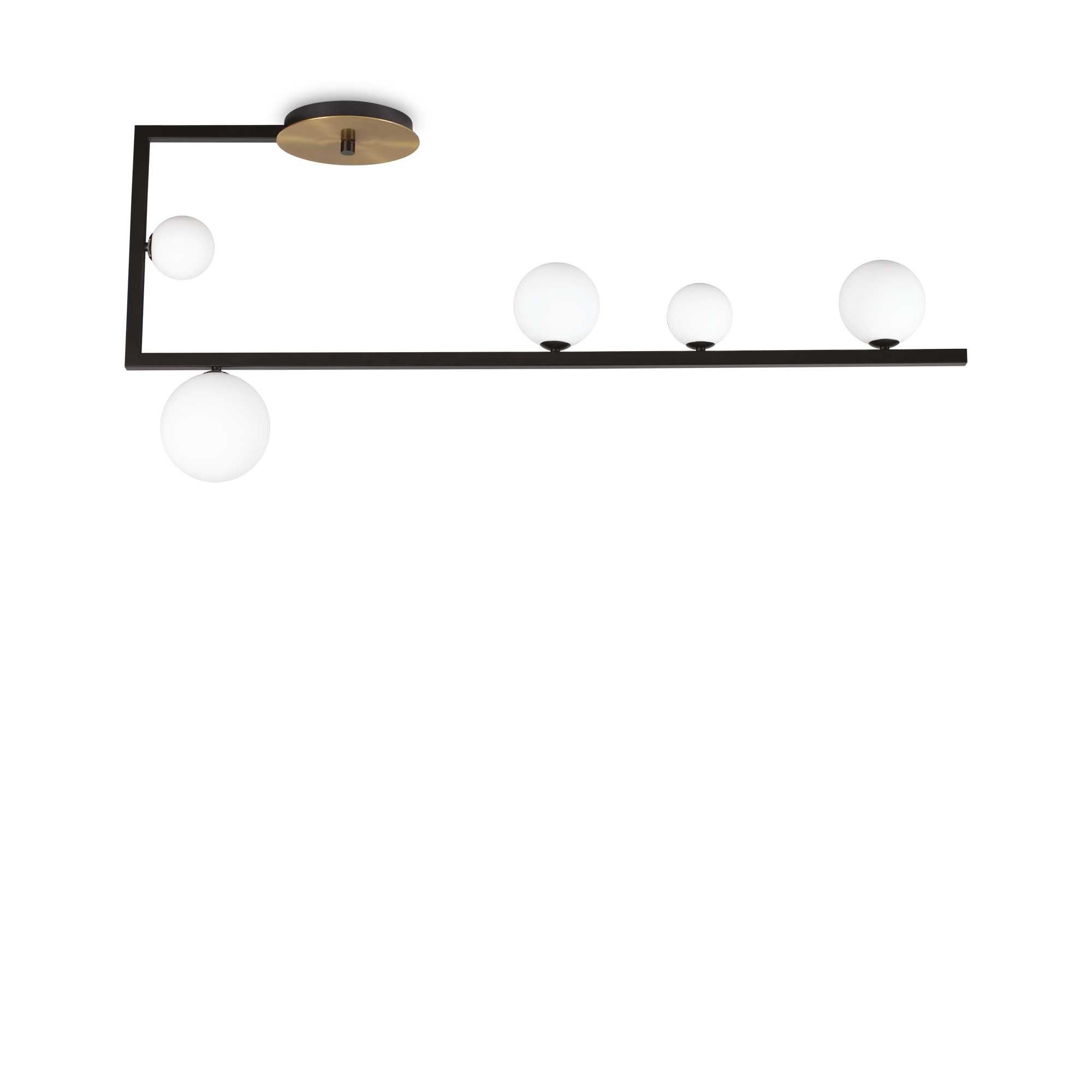 Una moderna plafoniera nera con cinque lampadine a globo bianche. Un disco dorato in alto, tutto su sfondo bianco.