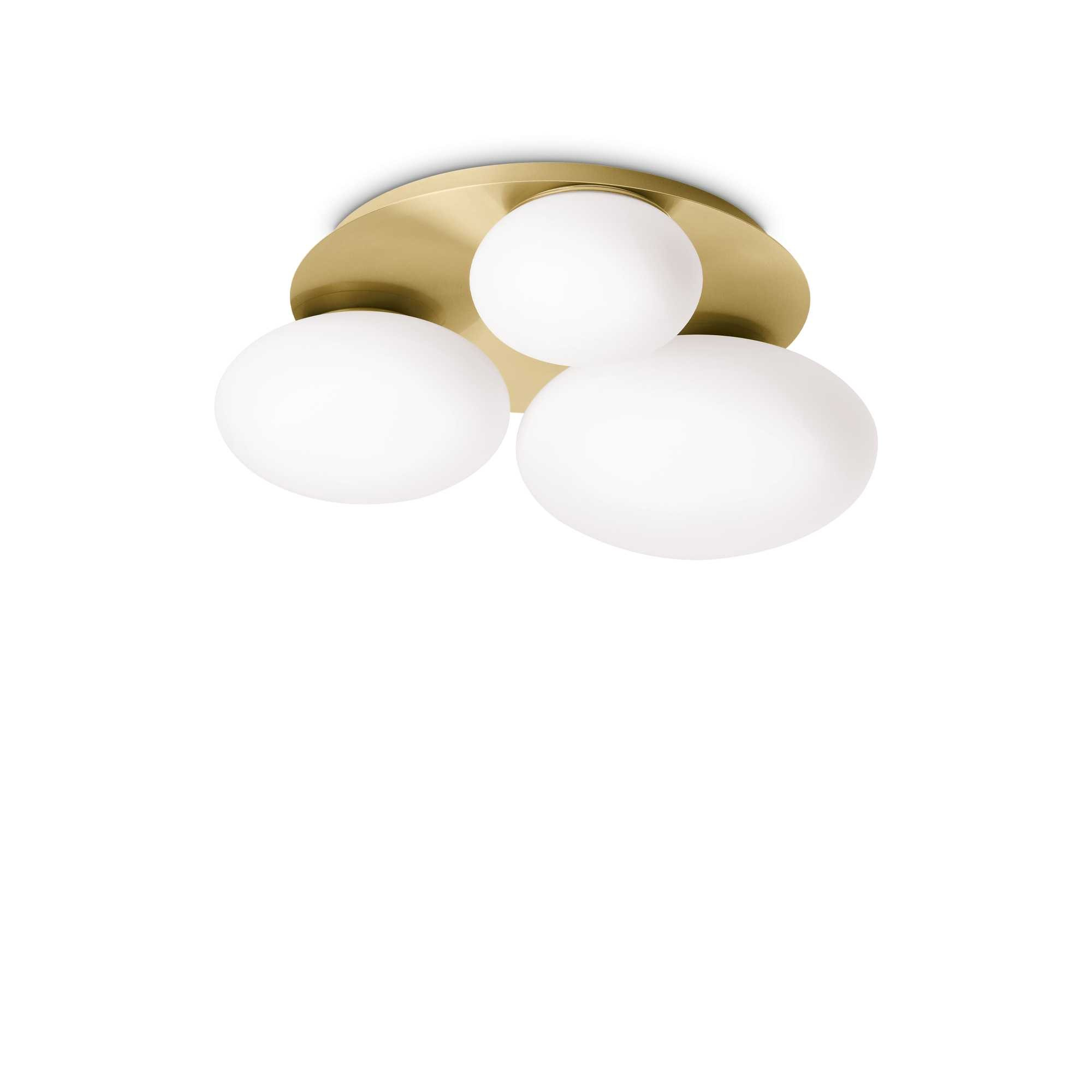 Un lampadario a soffitto con tre globi bianchi e una base dorata, su sfondo bianco.