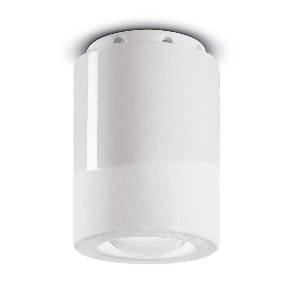 Un apparecchio di illuminazione cilindrico bianco per soffitto, con una metà inferiore strutturata e una metà superiore lucida. Su sfondo bianco.