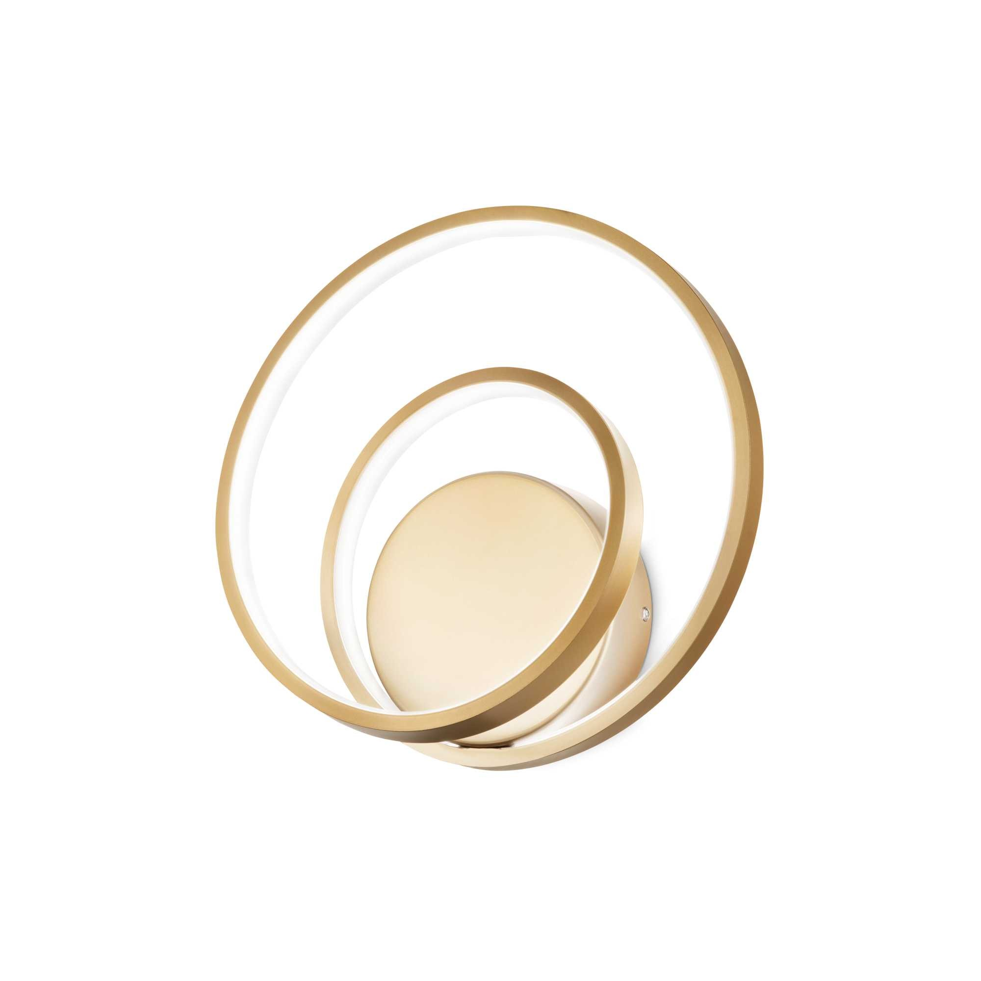 Una lampada da parete moderna con design curvo dorato e sorgente luminosa circolare, montata su sfondo bianco.