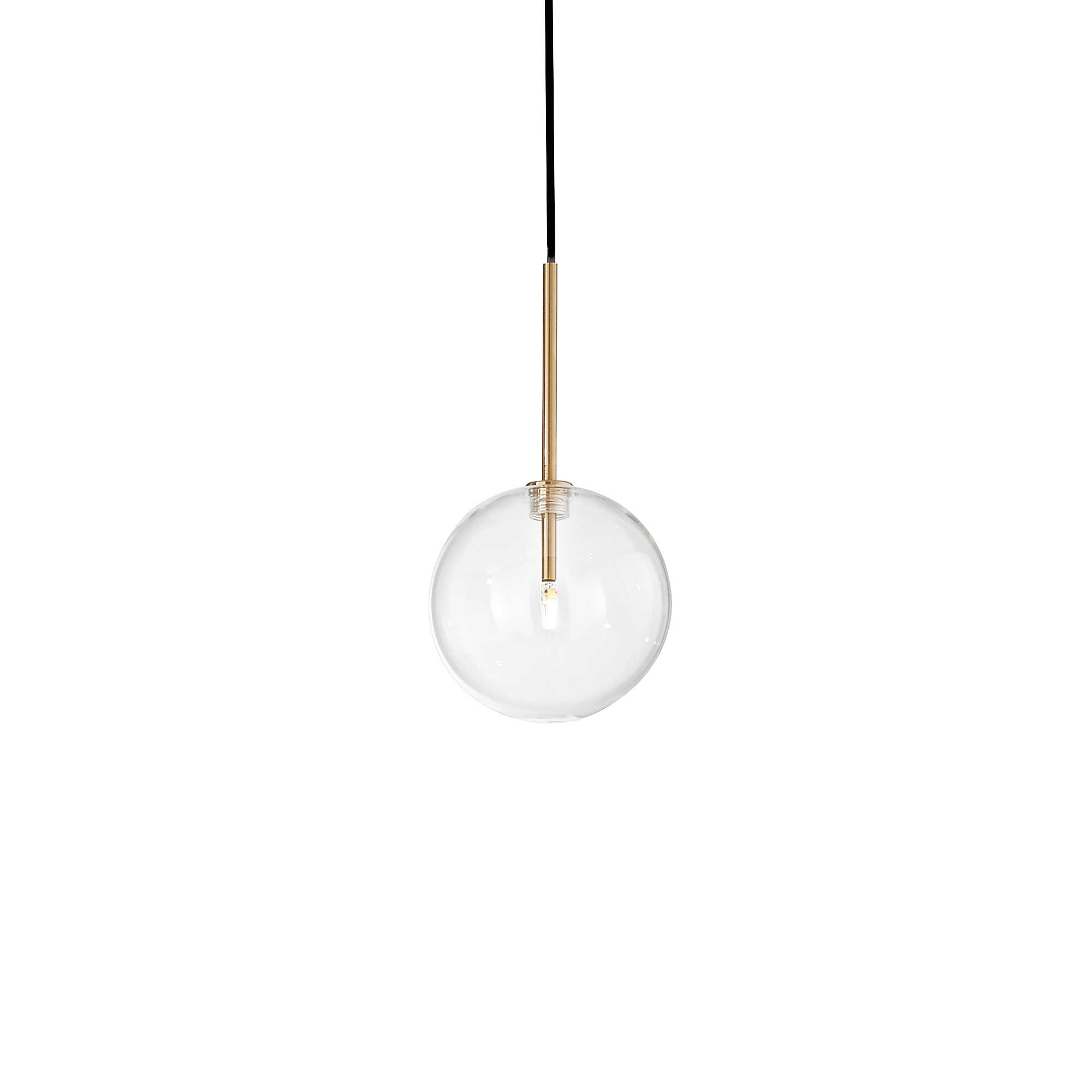 Una lampada a sospensione a sfera in vetro trasparente pende da un cavo nero. Un'asta color oro collega la sfera al cavo.