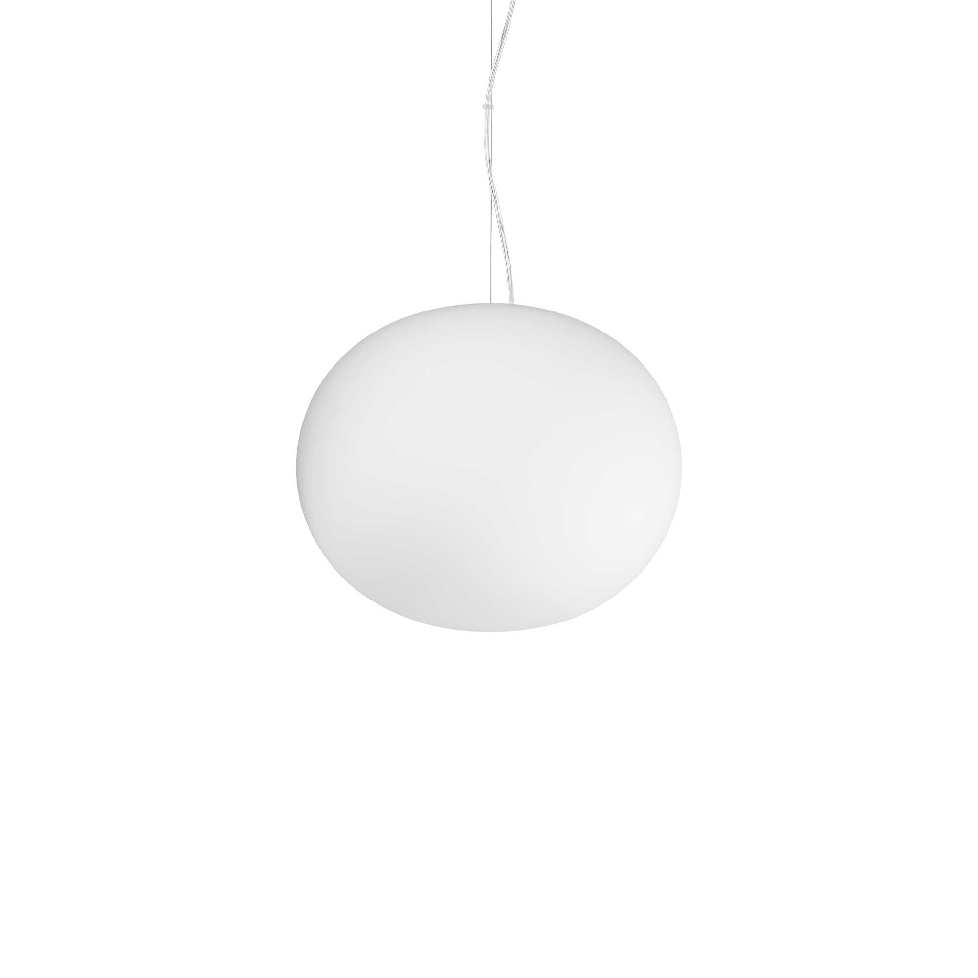 Una lampada a sospensione bianca e sferica è appesa su uno sfondo bianco. La luce è accesa, con un cavo sottile.
