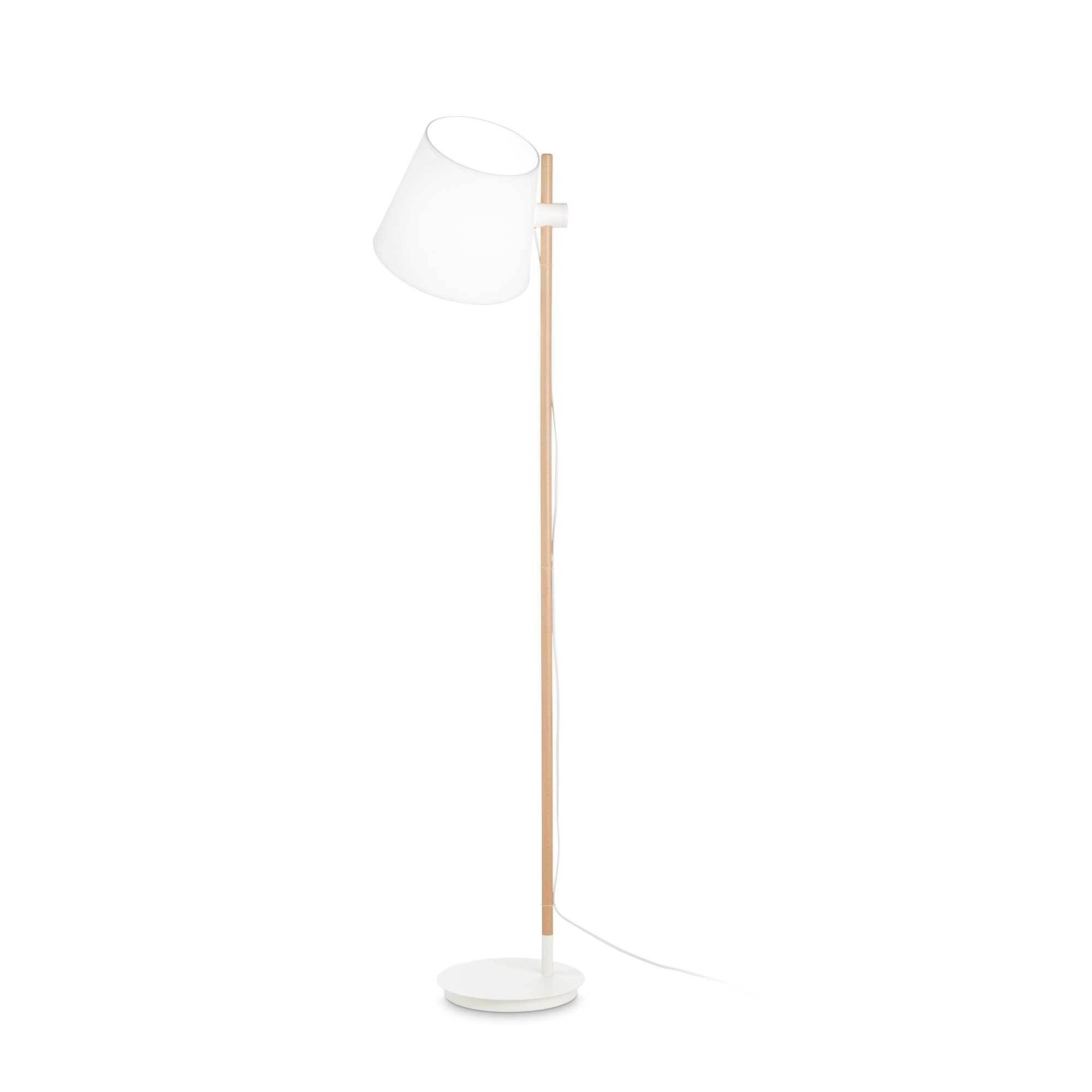 Una lampada da terra bianca con un palo di legno e un paralume bianco, su base bianca. Lo sfondo è bianco.