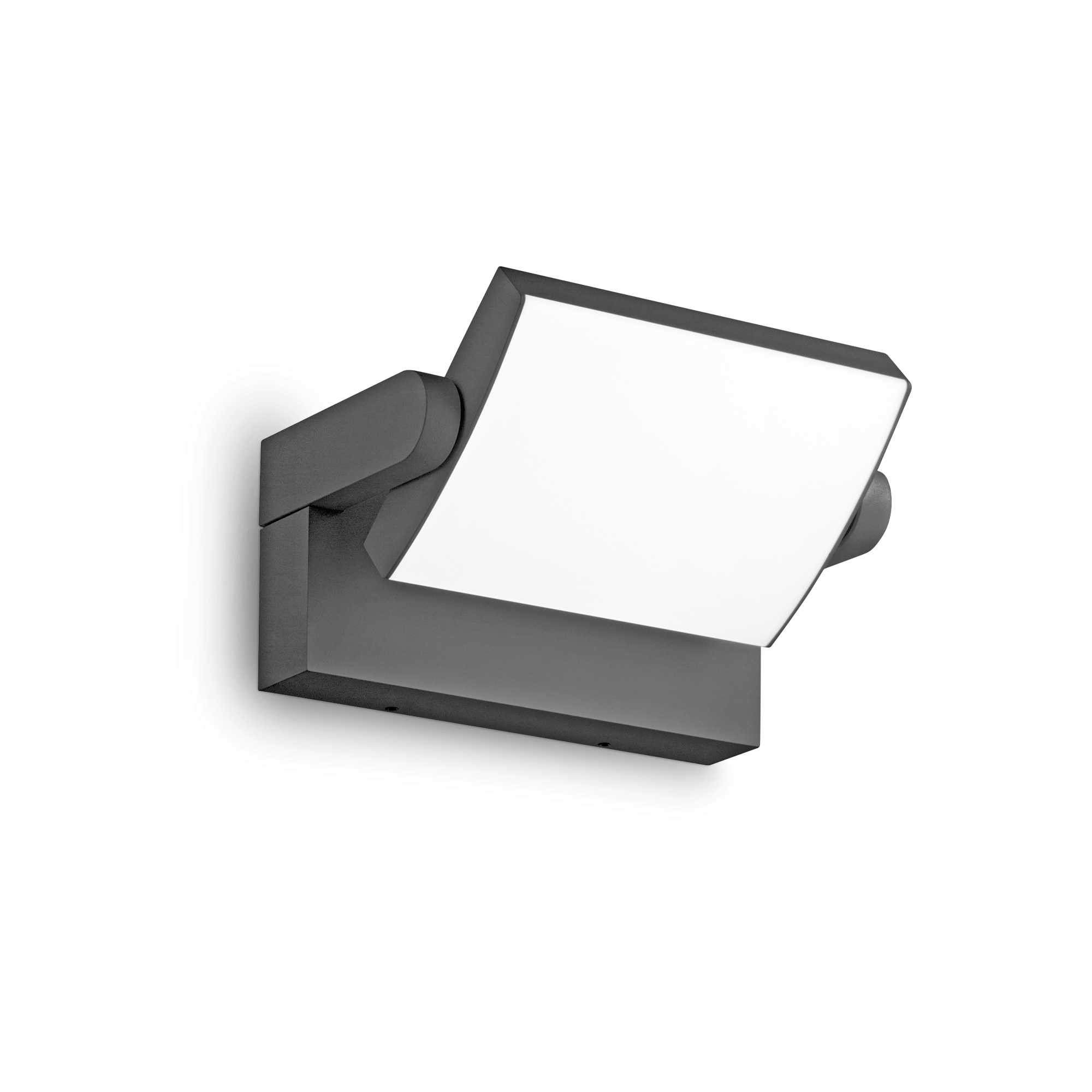 Una lampada da parete esterna moderna grigio scuro con pannello luminoso bianco brillante regolabile, su muro bianco.