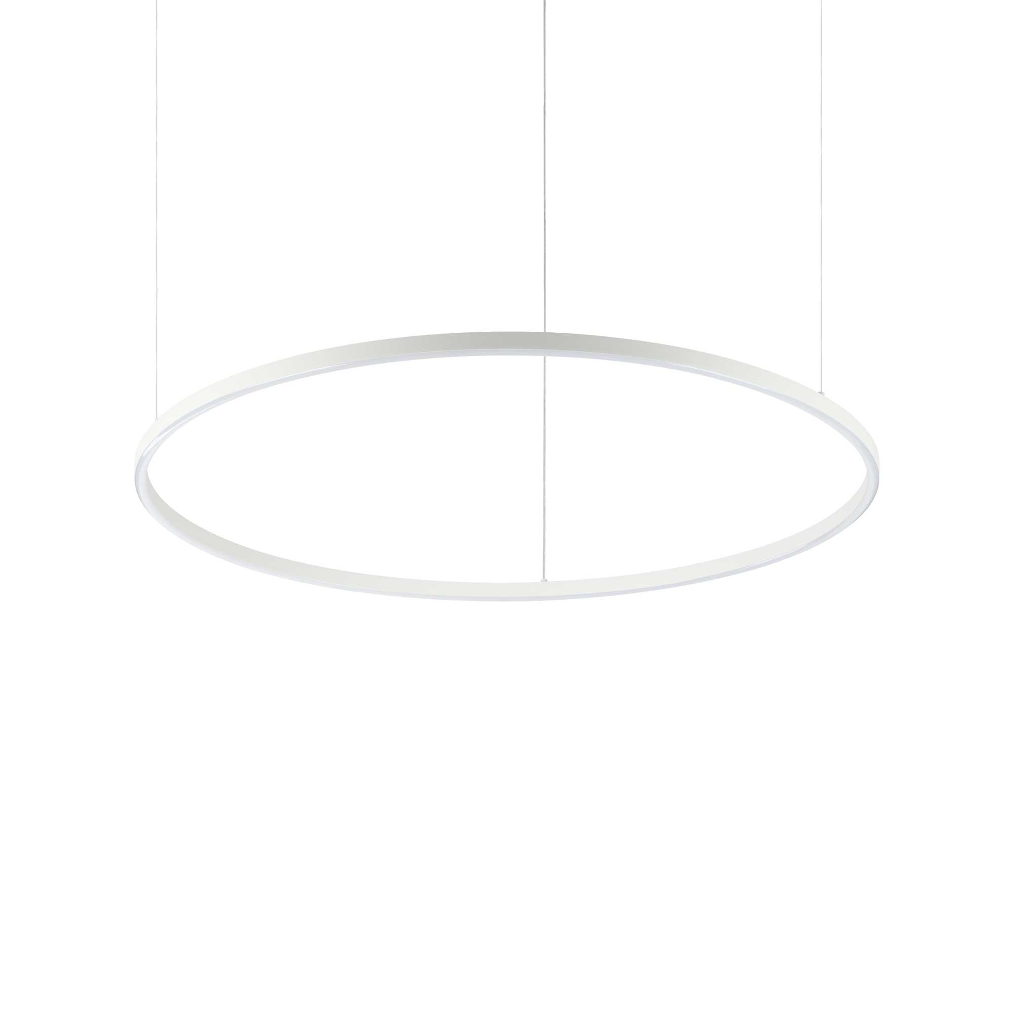 Un apparecchio di illuminazione bianco, circolare e sospeso è sospeso a due sottili fili su sfondo bianco.
