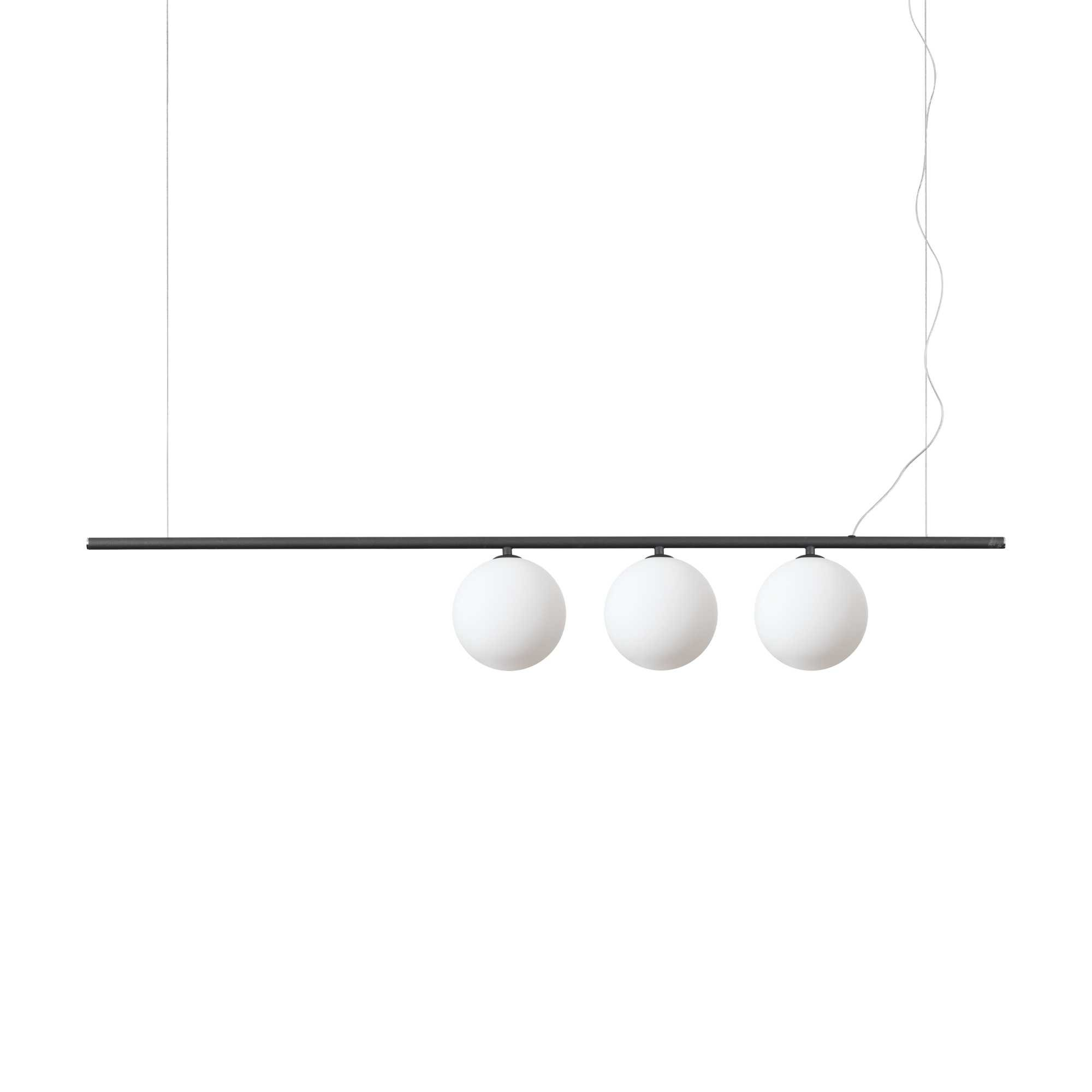 Una lampada moderna con tre luci sferiche bianche sospese a una barra nera. Lo sfondo è bianco.