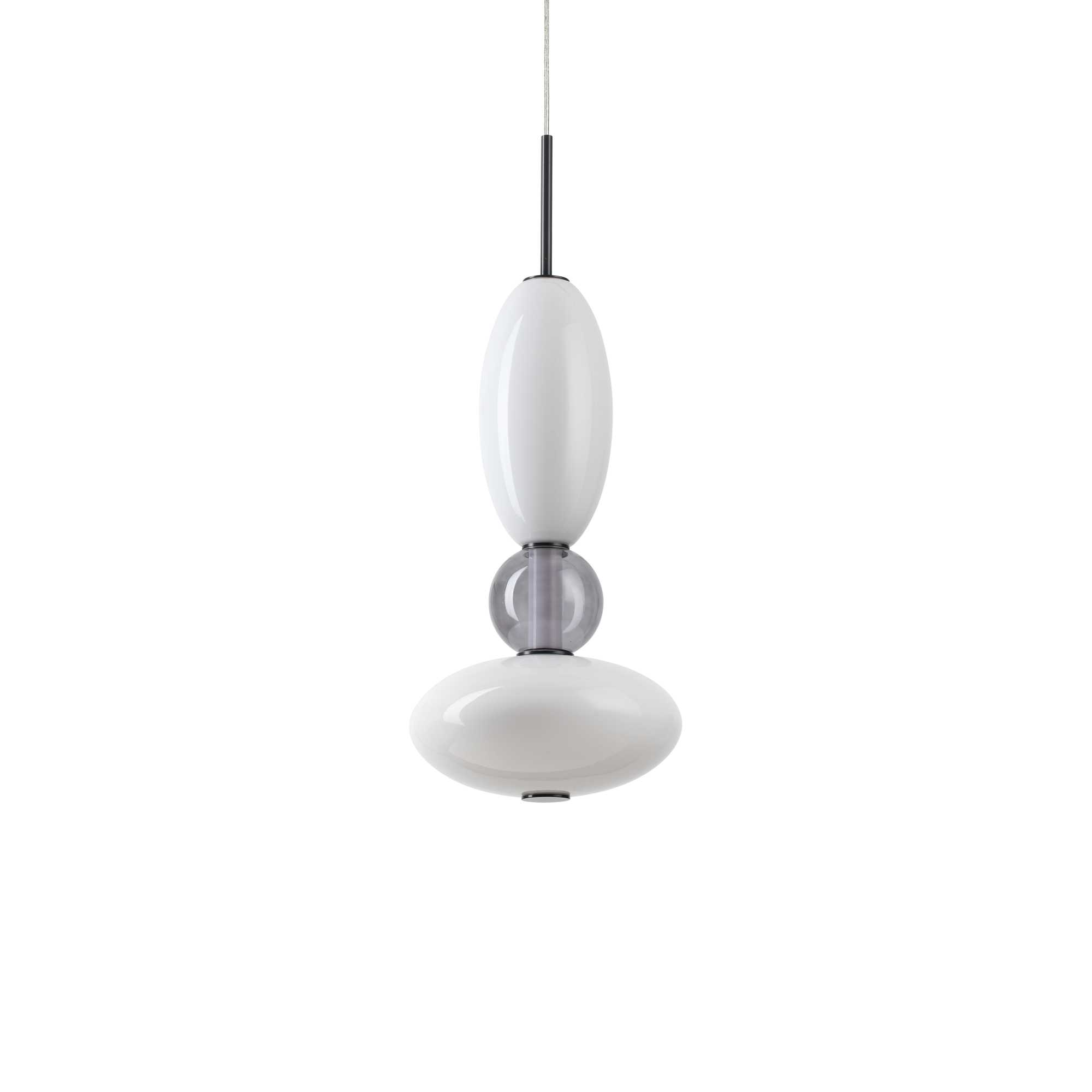 Una lampada a sospensione bianca e grigia con un design unico a strati, appesa su uno sfondo bianco.