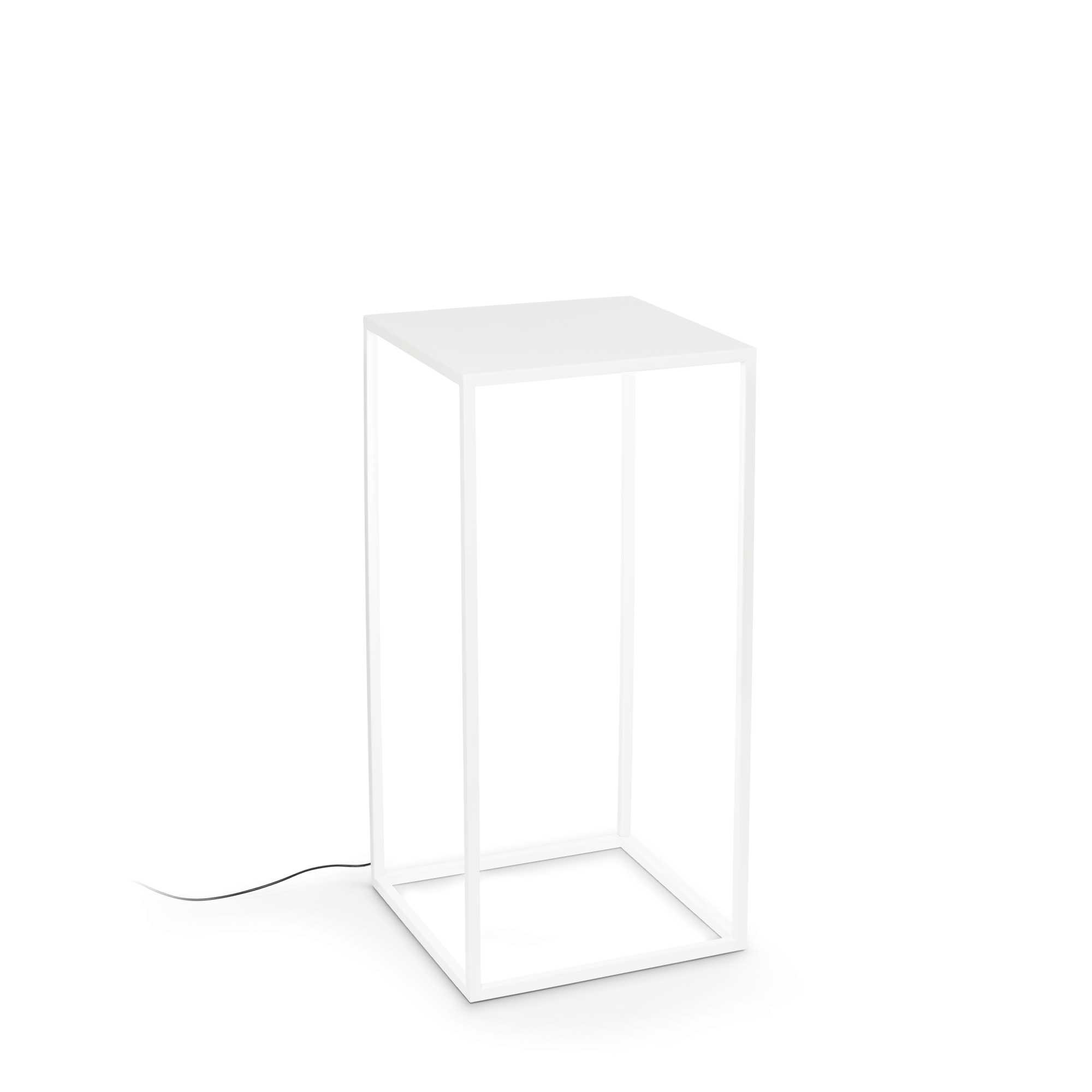 Un tavolino bianco quadrato con un filo. Il tavolo è un design minimalista su sfondo bianco.