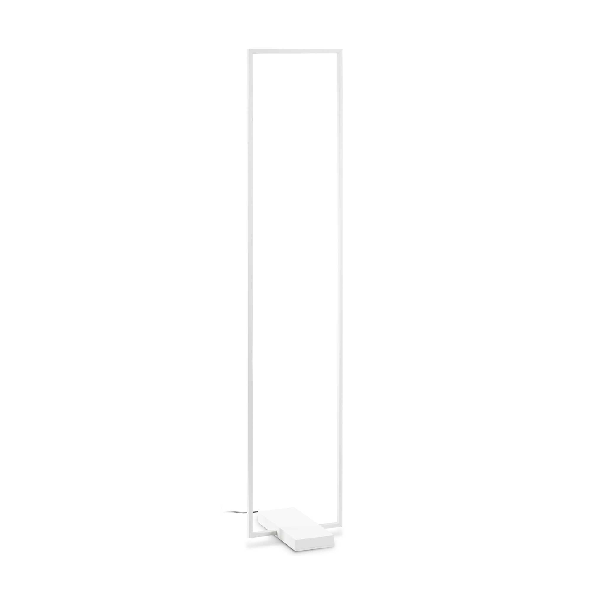Una lampada da terra bianca e rettangolare. Ha una base rettangolare e un telaio alto e sottile.
