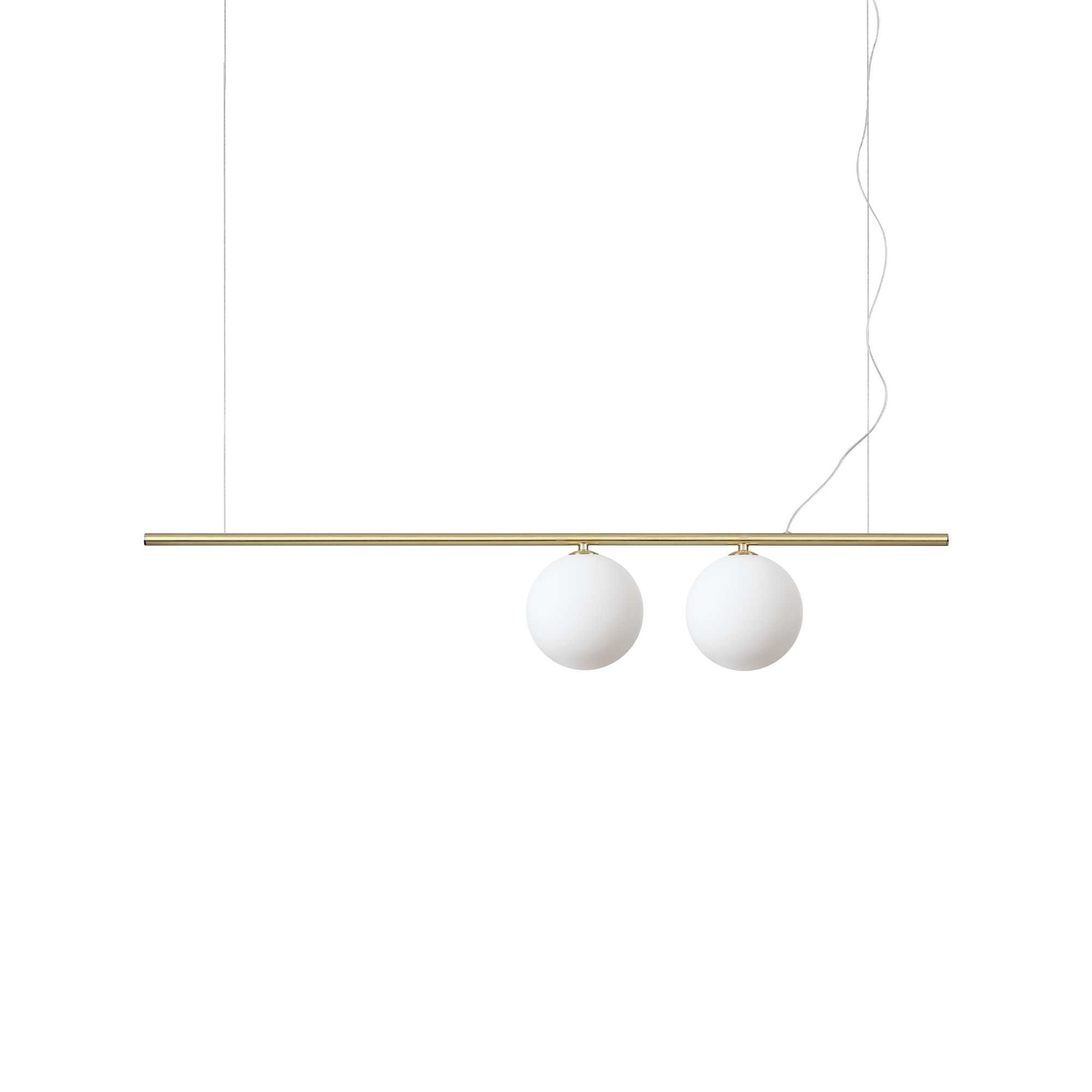 Un lampadario moderno con due globi bianchi sospesi da una barra dorata su sfondo bianco.