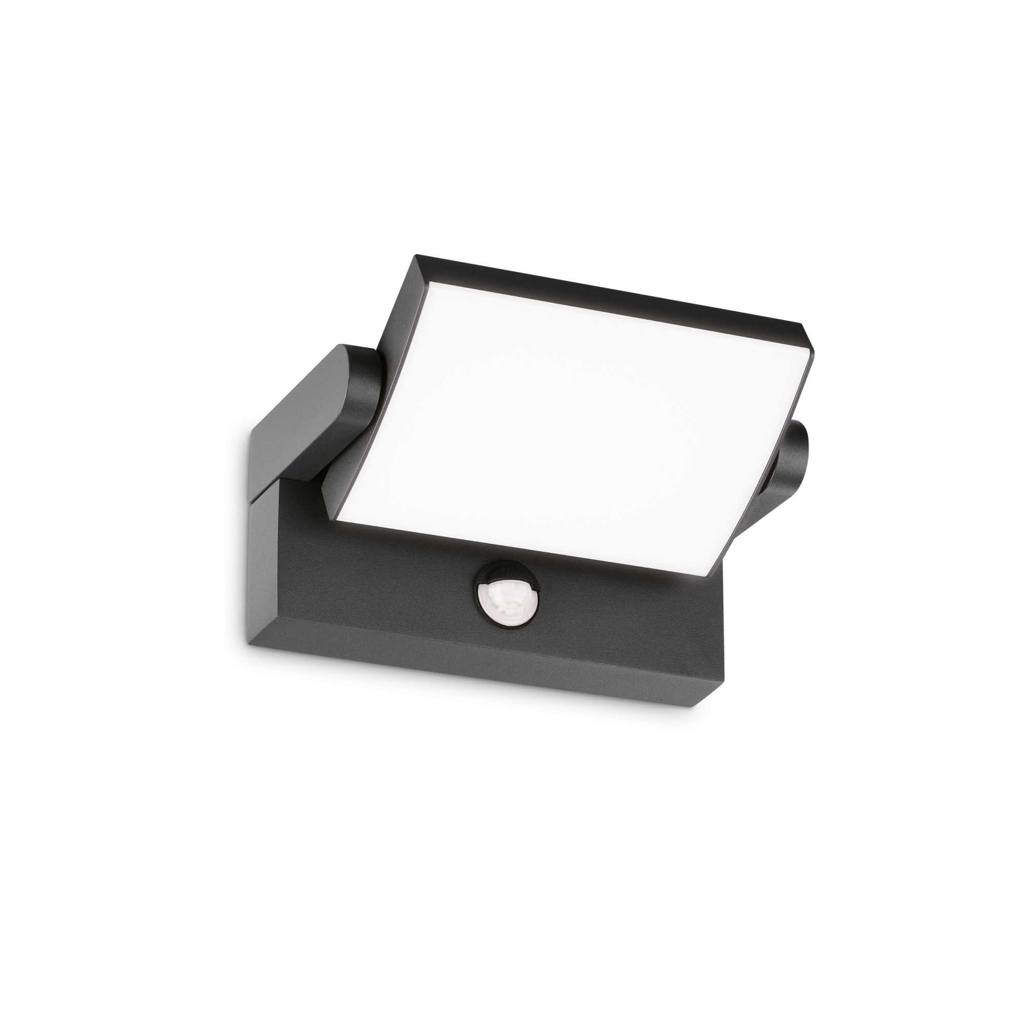 Un apparecchio a LED nero, montato a parete, con pannello luminoso regolabile e sensore di movimento.