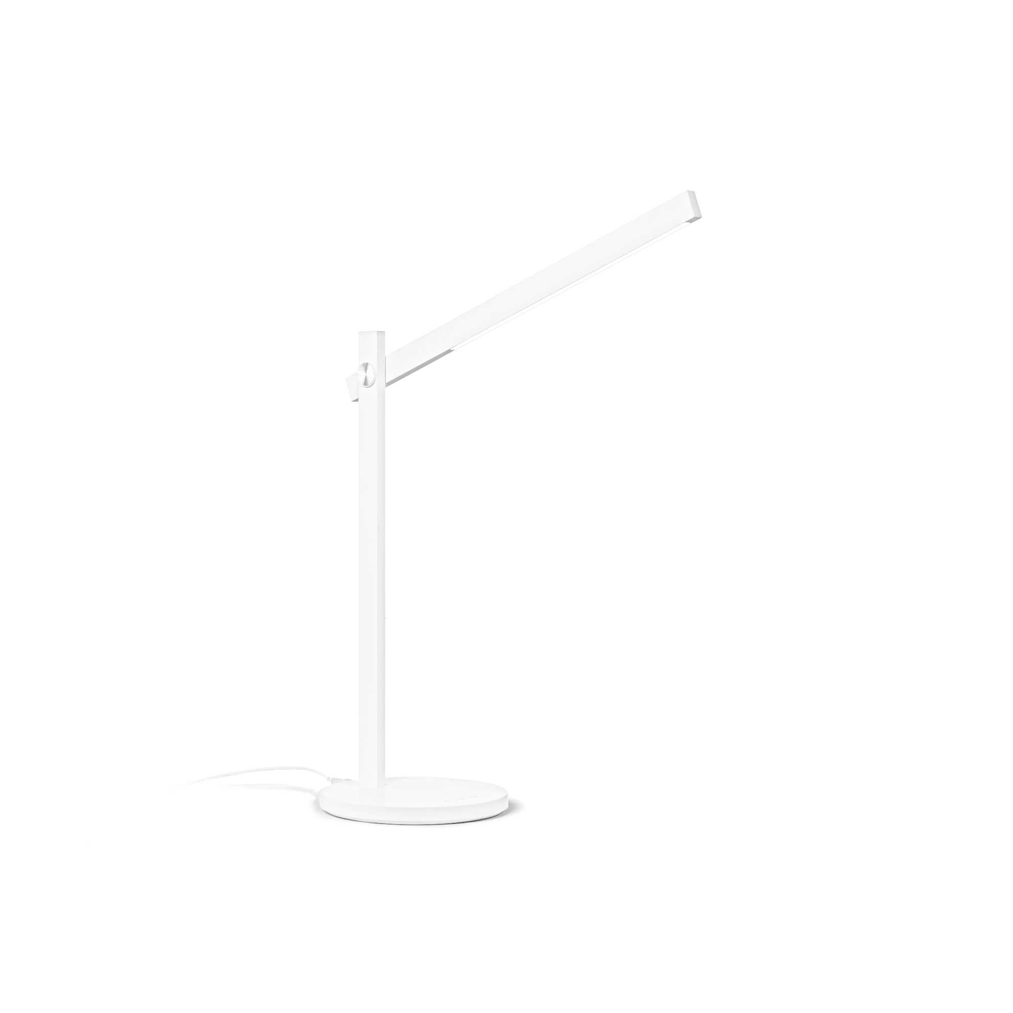 Una lampada da scrivania bianca su una superficie bianca. La lampada ha una base rotonda, un fusto verticale e una luce orizzontale.