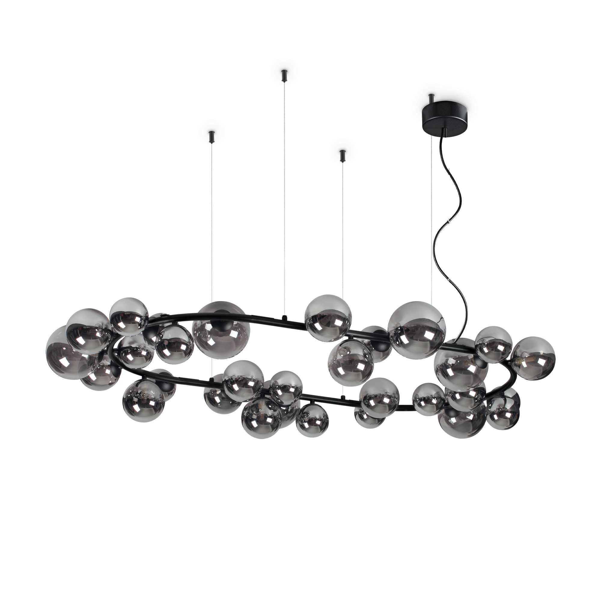 Un lampadario moderno con numerose sfere di vetro grigio su un telaio nero, sospeso al soffitto.