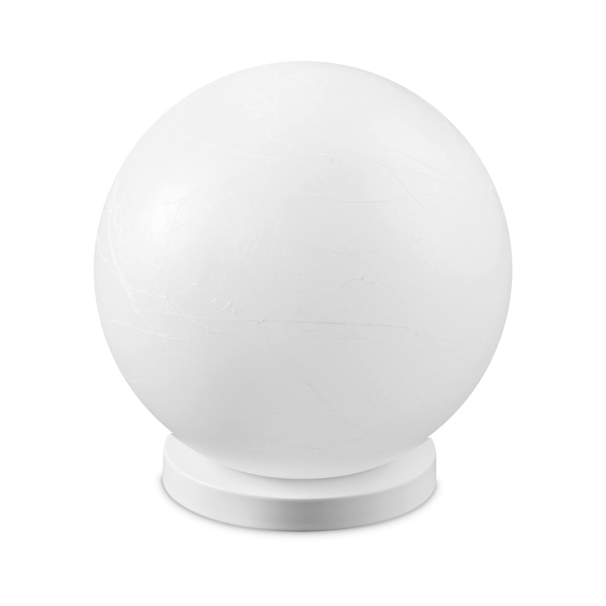 Una sfera bianca su una base bianca. La sfera ha una superficie leggermente strutturata. Lo sfondo è bianco.