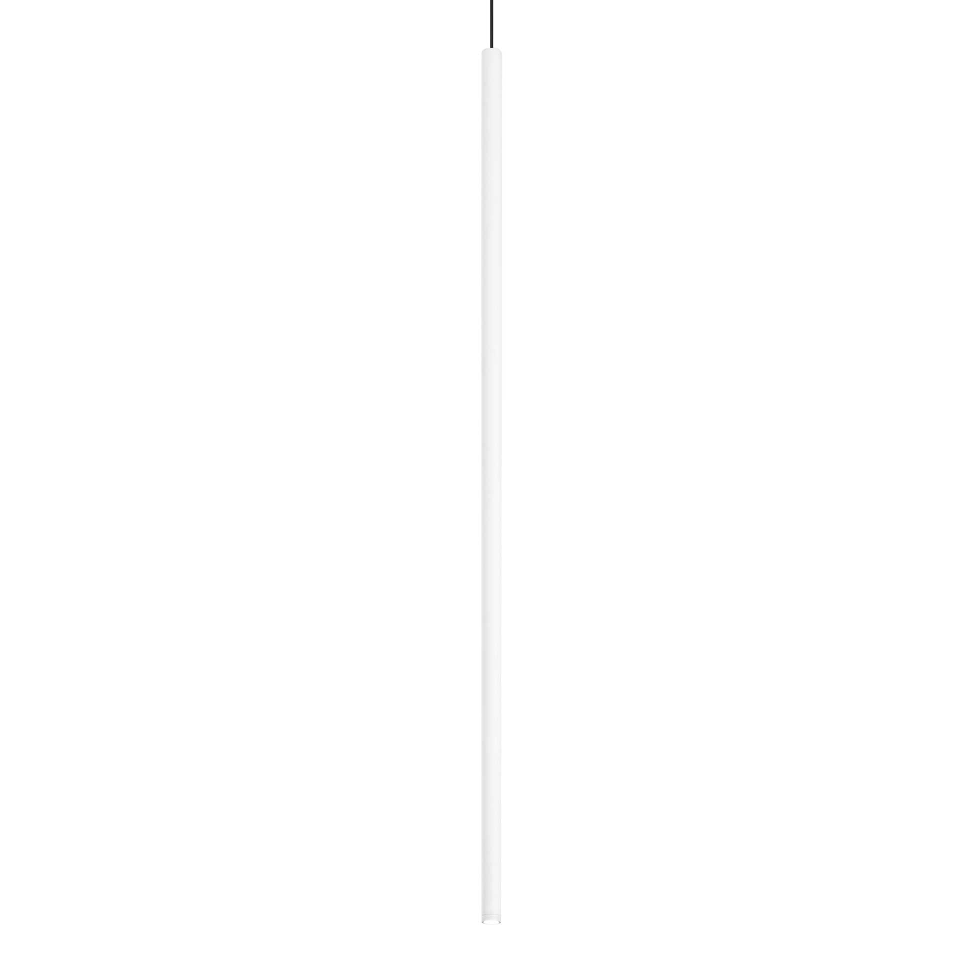 Una lampada bianca cilindrica pende da un filo nero su sfondo bianco.