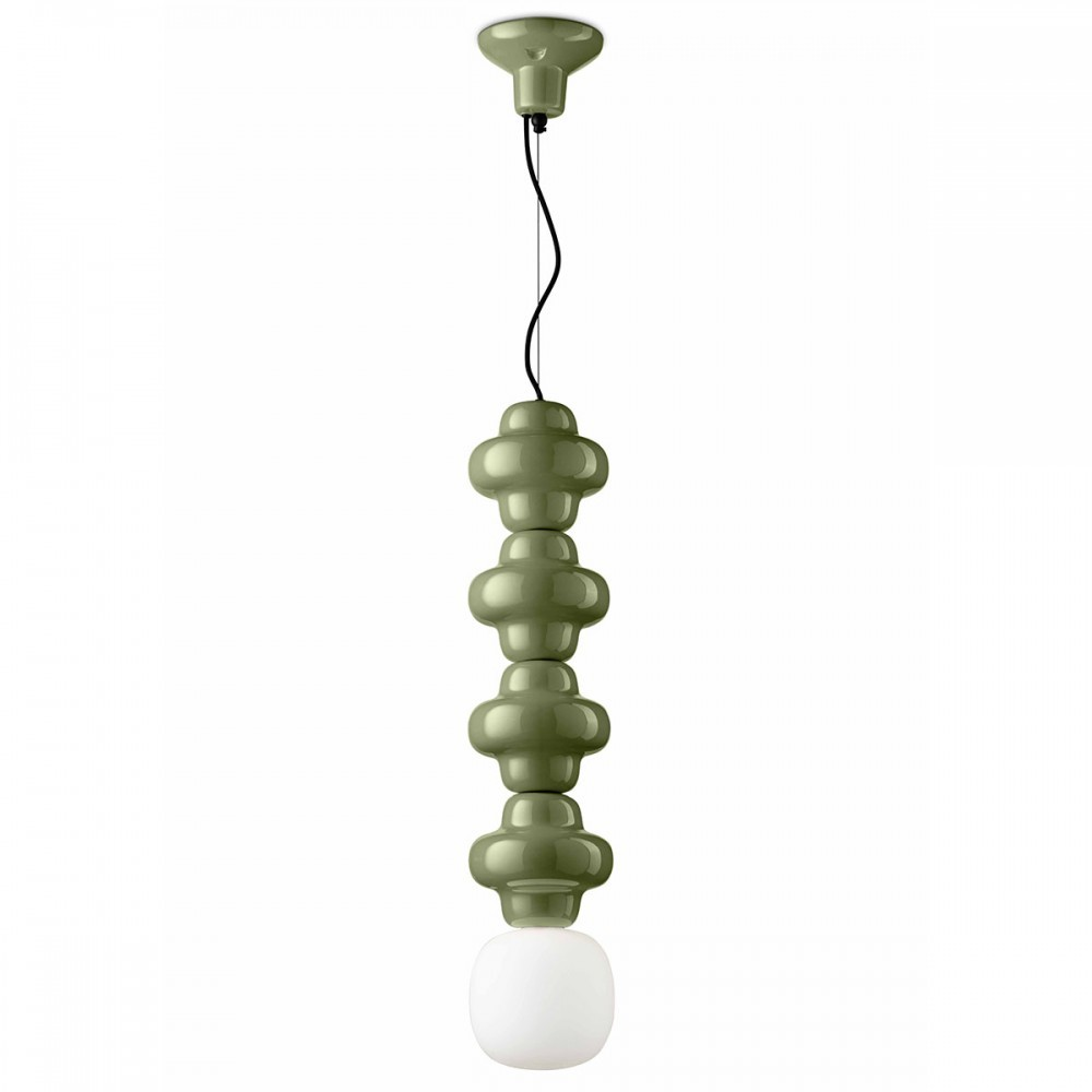 Una moderna lampada a sospensione con stelo verde composto da forme bulbose impilate e una luce bianca e sferica in basso.