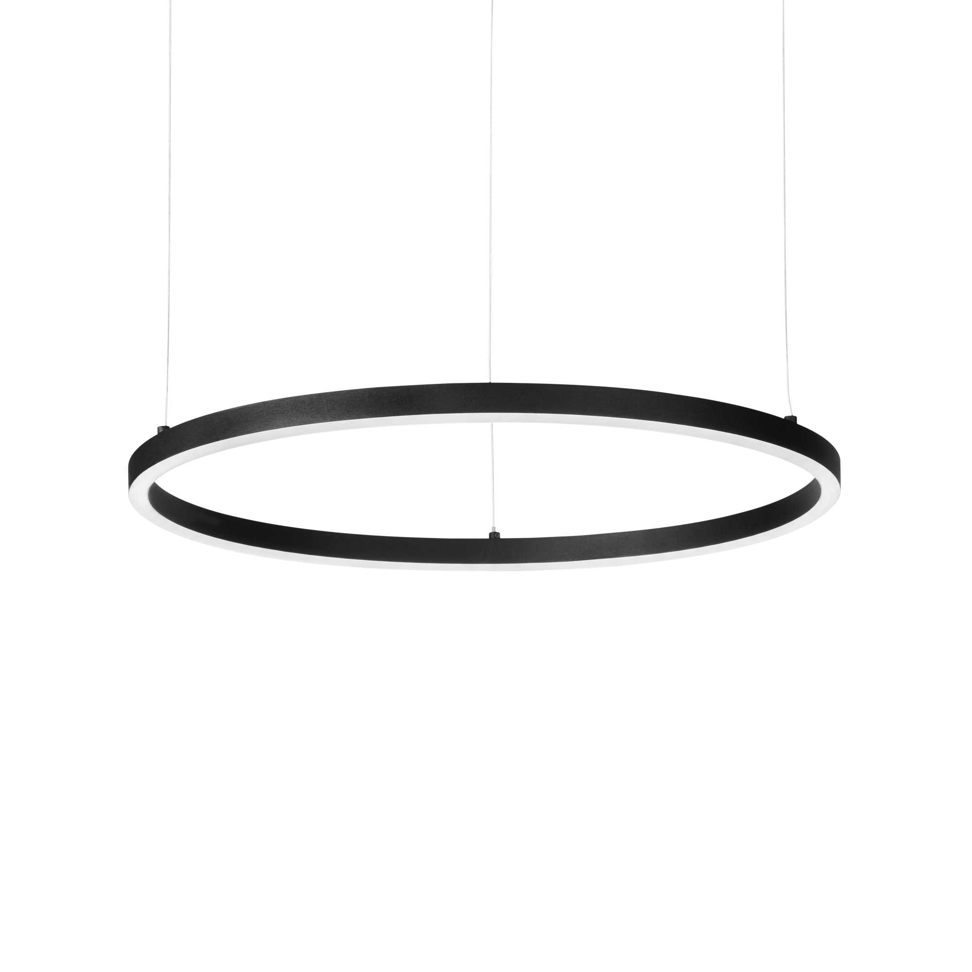 Un apparecchio di illuminazione nero a forma di anello è appeso a fili sottili su uno sfondo bianco. La luce ha un bagliore interno bianco.