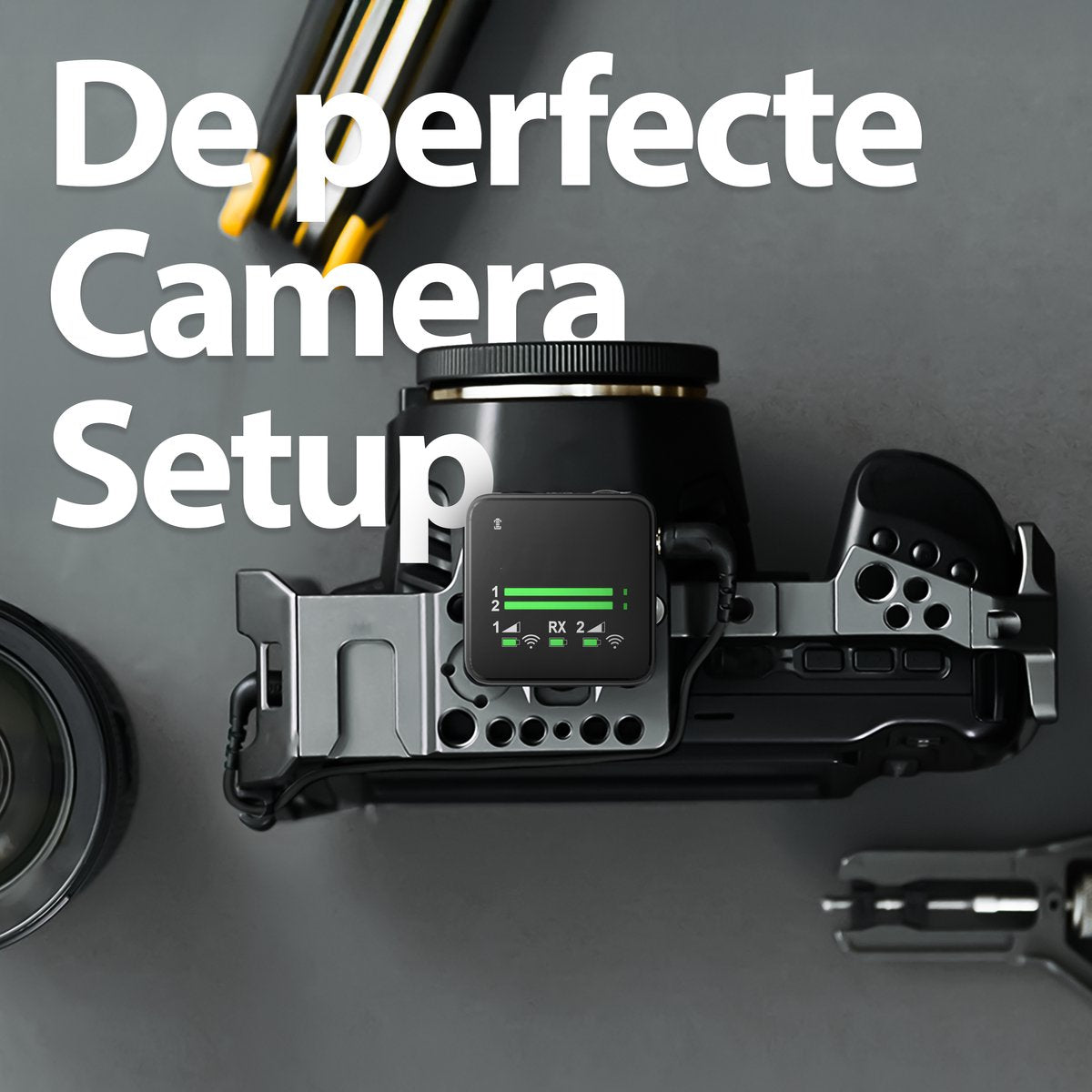 Camera setup with text 'De perfecte Camera Setup'. Includes a camera, microphone, and other accessories. Gray background.