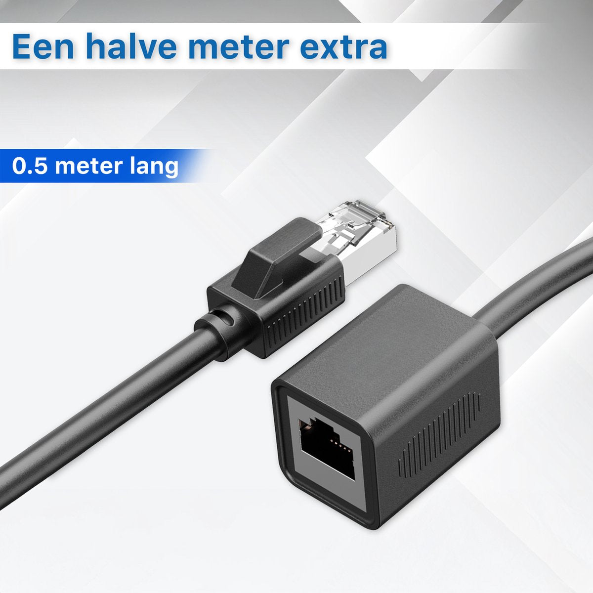 Zwarte ethernetkabel met twee connectoren, één RJ45 en de andere een RJ45-bus. Tekst bovenaan zegt 'Een halve meter extra'.