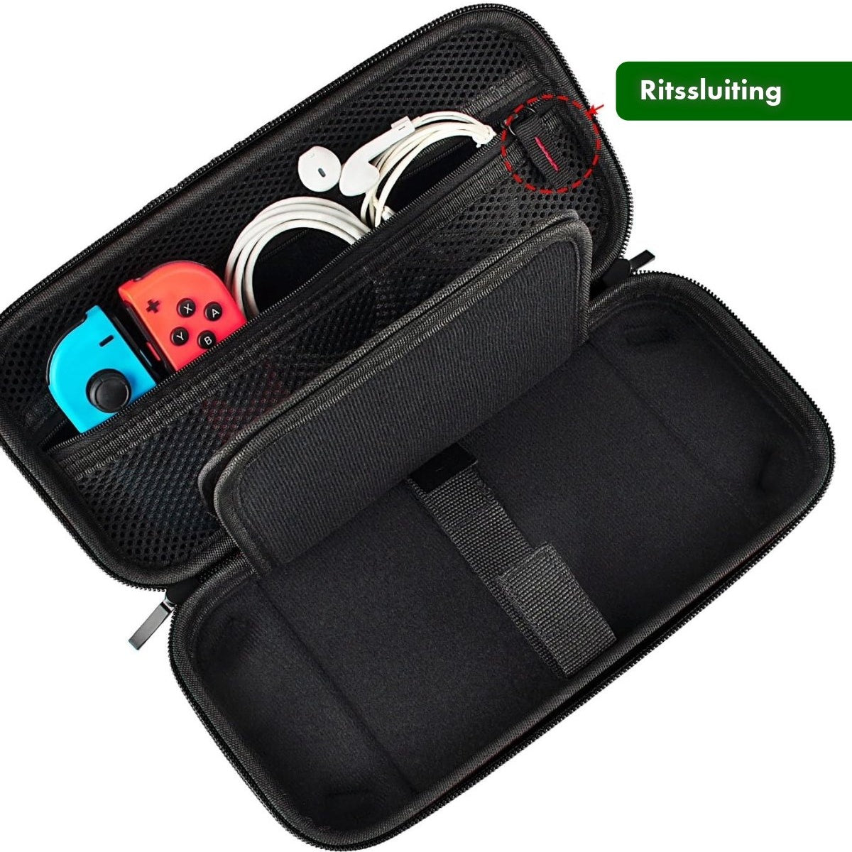 Open zwarte koffer met spelconsole, controllers, koptelefoon. De koffer staat op een wit oppervlak. Rode en blauwe controllers zijn zichtbaar.
