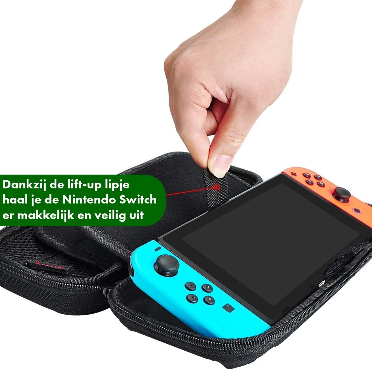 Een hand tilt een Nintendo Switch uit de hoes. De Switch is oranje en blauw. Tekst zegt 'lift-up lipje' en 'Nintendo Switch'.