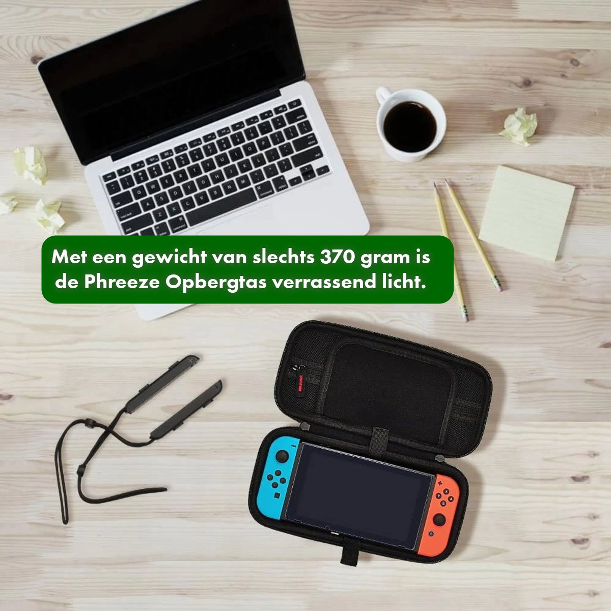 Laptop, koffiekopje, Switch-console in hoes, potloden en plakbriefje op een houten tafel. Tekst: 'Met een gewicht van slechts 370 gram...'