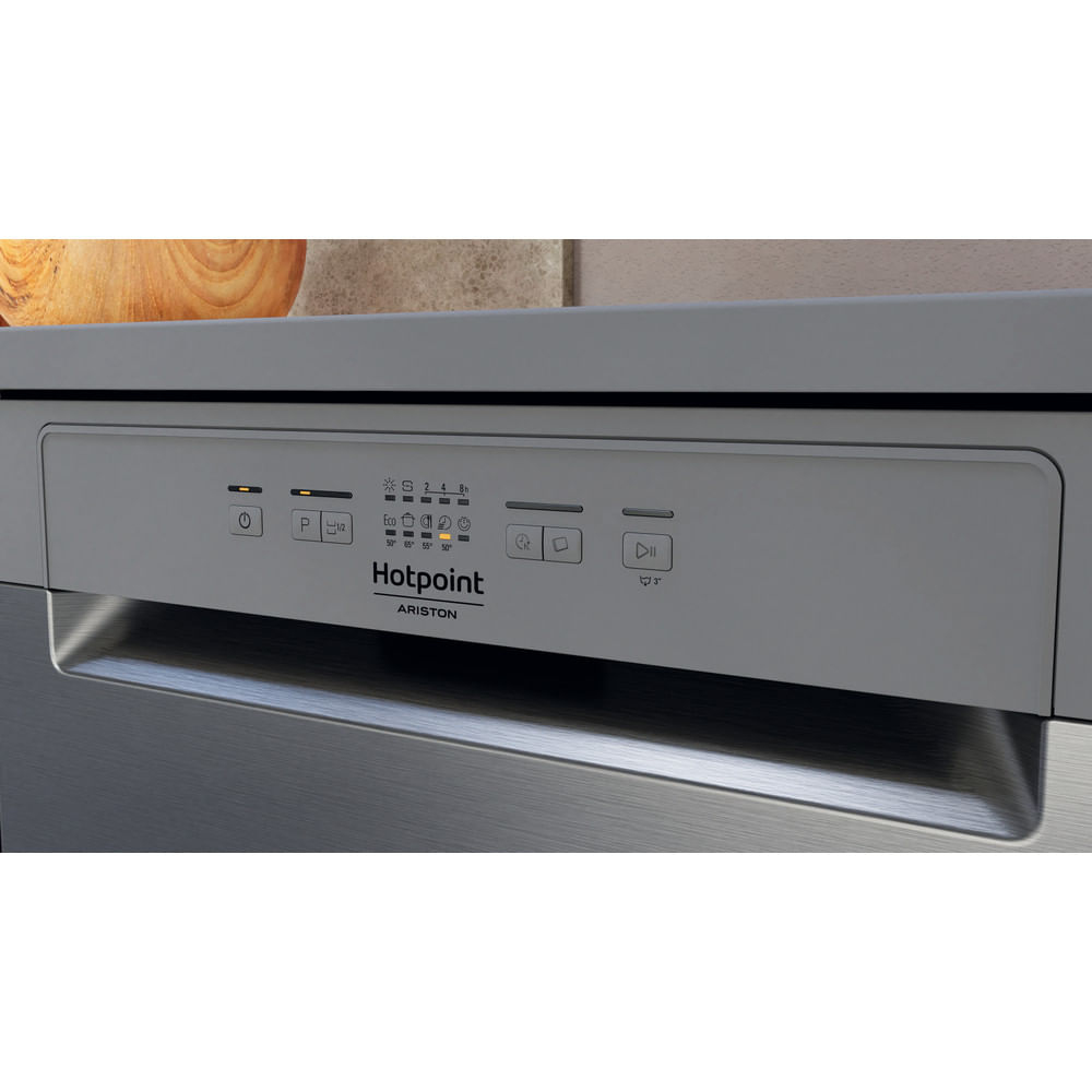 Primer plano del panel de control de un lavavajillas Hotpoint Ariston. Se ven botones y luces, con la marca prominentemente mostrada.