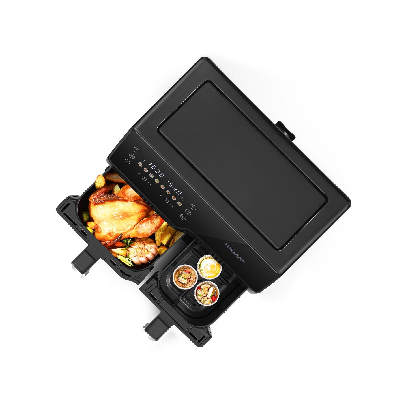 Czarne wielofunkcyjne urządzenie kuchenne, widok z góry. Pokazuje pieczonego kurczaka z warzywami i małe pojemniki na żywność.