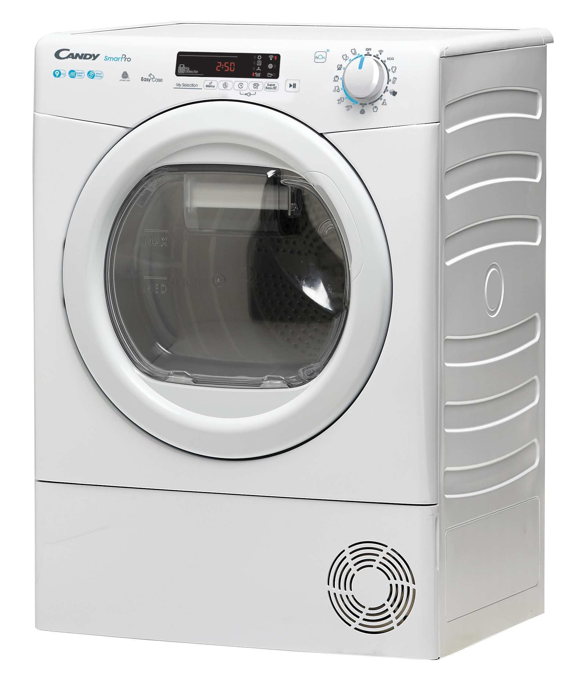 Un'asciugatrice bianca Candy SmartPro. Ha un display digitale, una manopola di controllo e una porta trasparente. Il fondo ha una ventilazione.